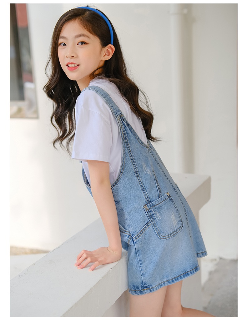 เซตเอี๊ยมยีนส์ทรงคลาสสิคพร้อมเสื้อยืดแขนสั้นสีขาว