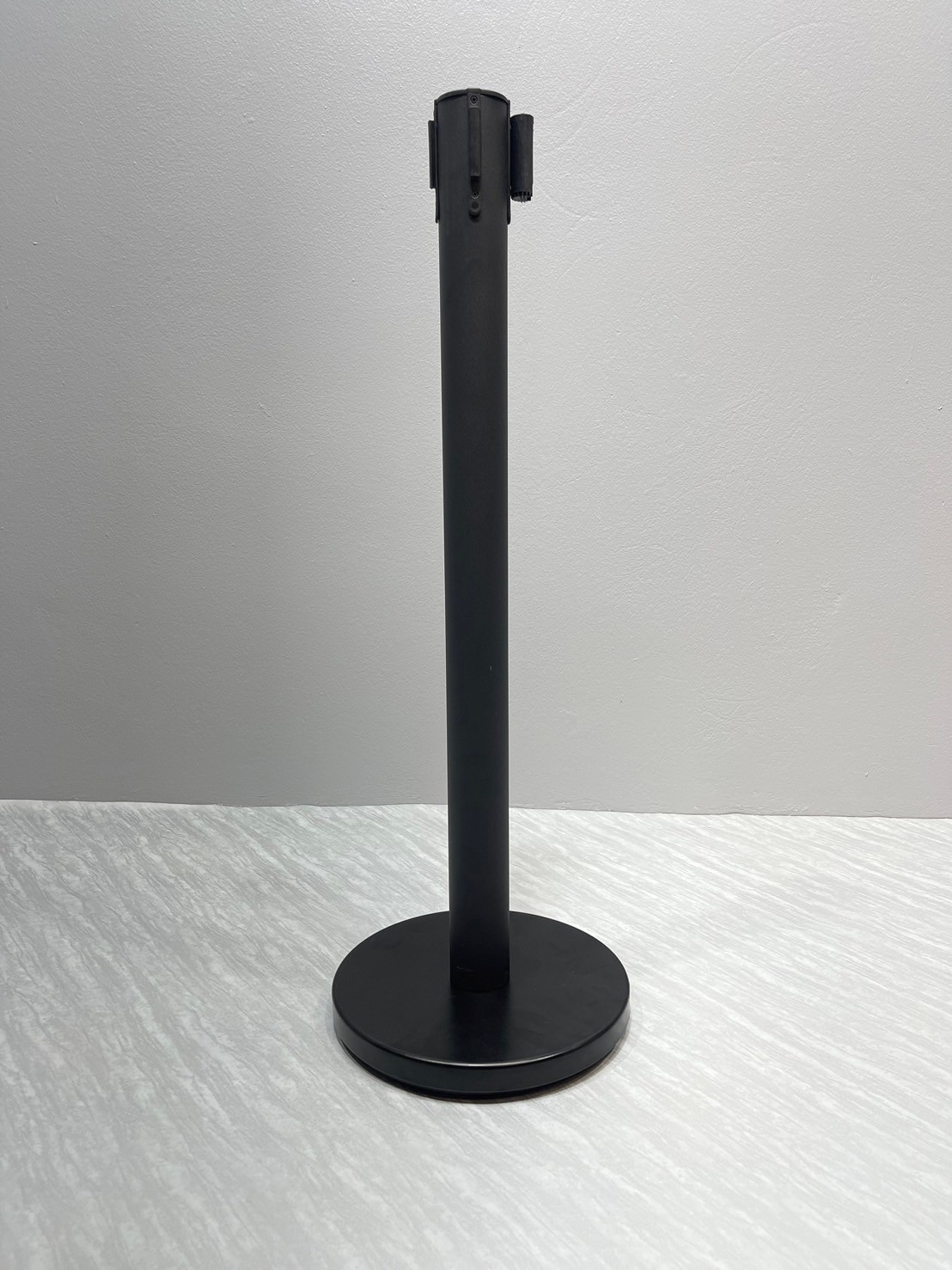 เสากั้นบริเขต เหล็กสีดำ พร้อมสายผ้าดึงกลับอัตโนมัติสีน้ำเงิน