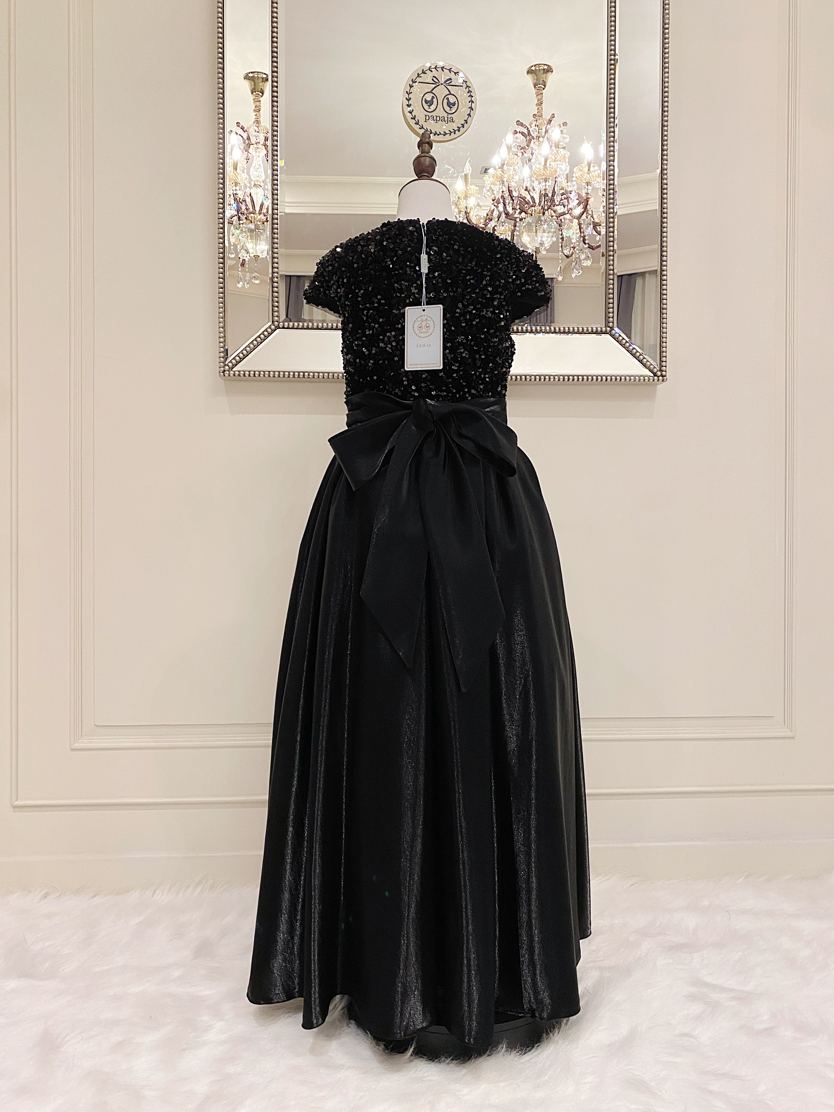 เดรสราตรียาวสีดำแขนล้ำ (งานไฮพรีเมี่ยม) ดีเทลปักเลื่อมด้านบน ช่วงกระโปรงผ้าดัสเชสเนื้อเงา ผ้าสวยมาก