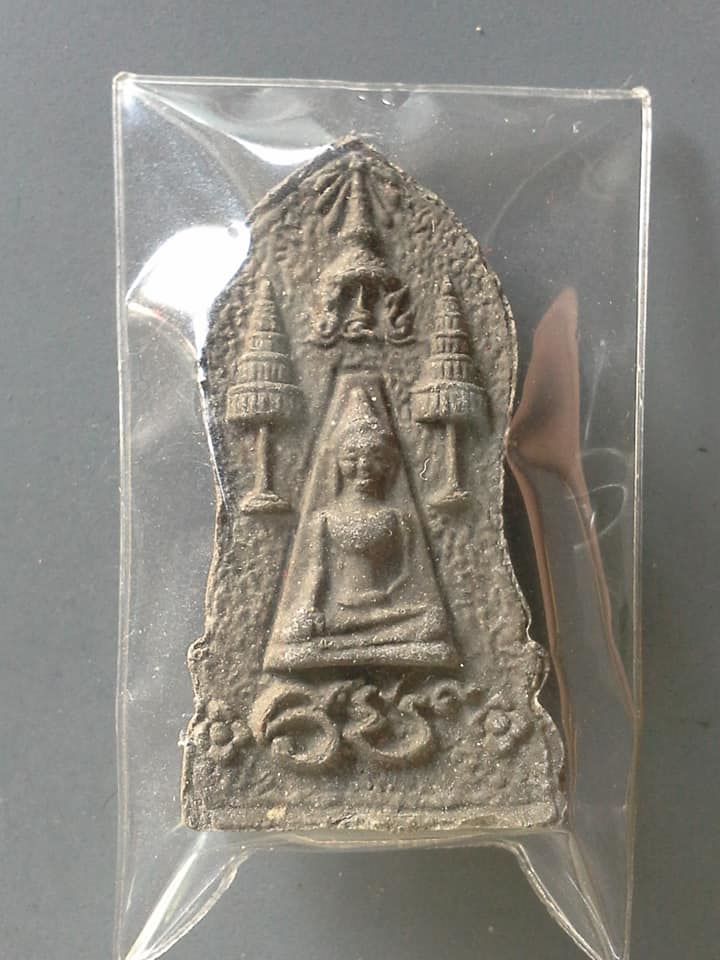 A048 พระเนื้อผงใบลานสีดำ หลวงพ่อโต วัดป่าเลไลยก์ จ.สุพรรณบุรี หลังพระผงสุพรรณ พิมพ์ใบเสมา รุ่นพิเศษ สร้างจากเนื้อพระเก่า รักเก่า ทองเก่า ที่เกิดจากการบูรณะองค์หลวงพ่อโต ผสมเกศาพระธรรมมหาวีรานุวัตร เจ้าอาวาสวัดป่าเลไลย์ จ.สุพรรณบุรี