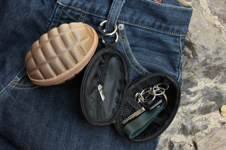 กระเป๋าลูกระเบิดสีน้ำตาล กระเป๋ากุญแจระเบิด กระเป๋าห้อยเอว พวงกุญแจระเบิด กระเป๋าพกพา กระเป๋าเอนกประสงค์ สำเนา