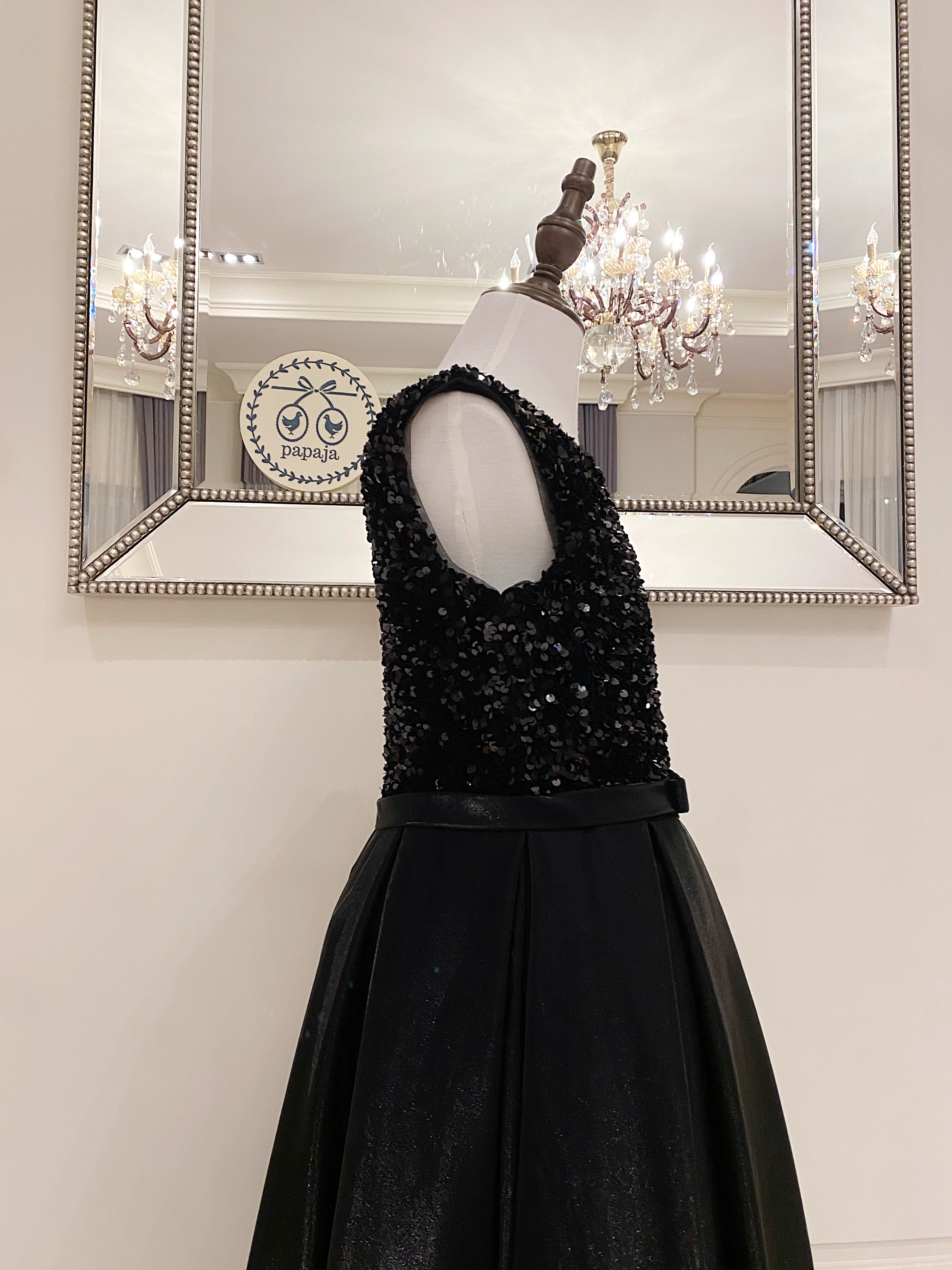 เดรสราตรียาวสีดำแขนกุด (งานไฮพรีเมี่ยม) ดีเทลปักเลื่อมด้านบน ช่วงกระโปรงผ้าดัสเชสเนื้อเงา ผ้าสวยมาก