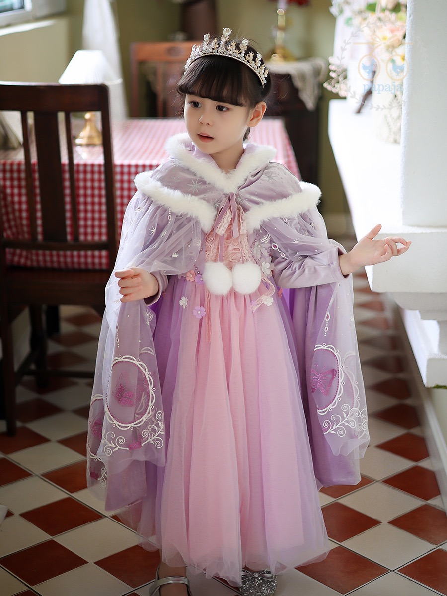 ผ้าคลุมชุดเจ้าหญิงสีม่วง รุ่นผ้า 2 ชั้น มีฮู้ดประดับขนสีขาว สกรีนสวย (ยาว 92 cm.)