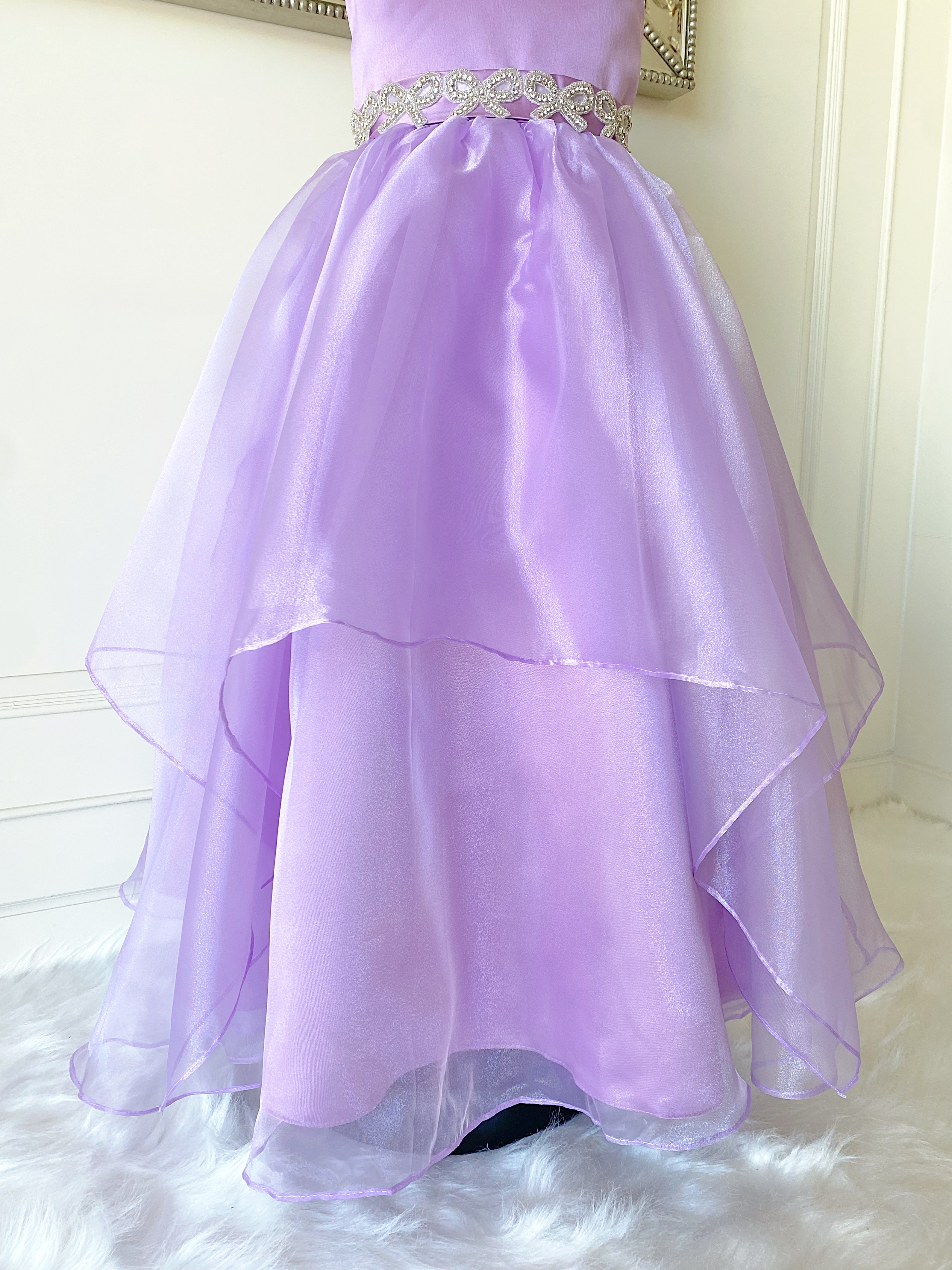 เดรสออกงานราตรียาวแขนกุด สีม่วงโทนมาเจนต้าสดใส (งานไฮพรีเมี่ยม) ดีเทลลายปักเพชรหนามเตยรูปริบบิ้นที่ช่วงเอว