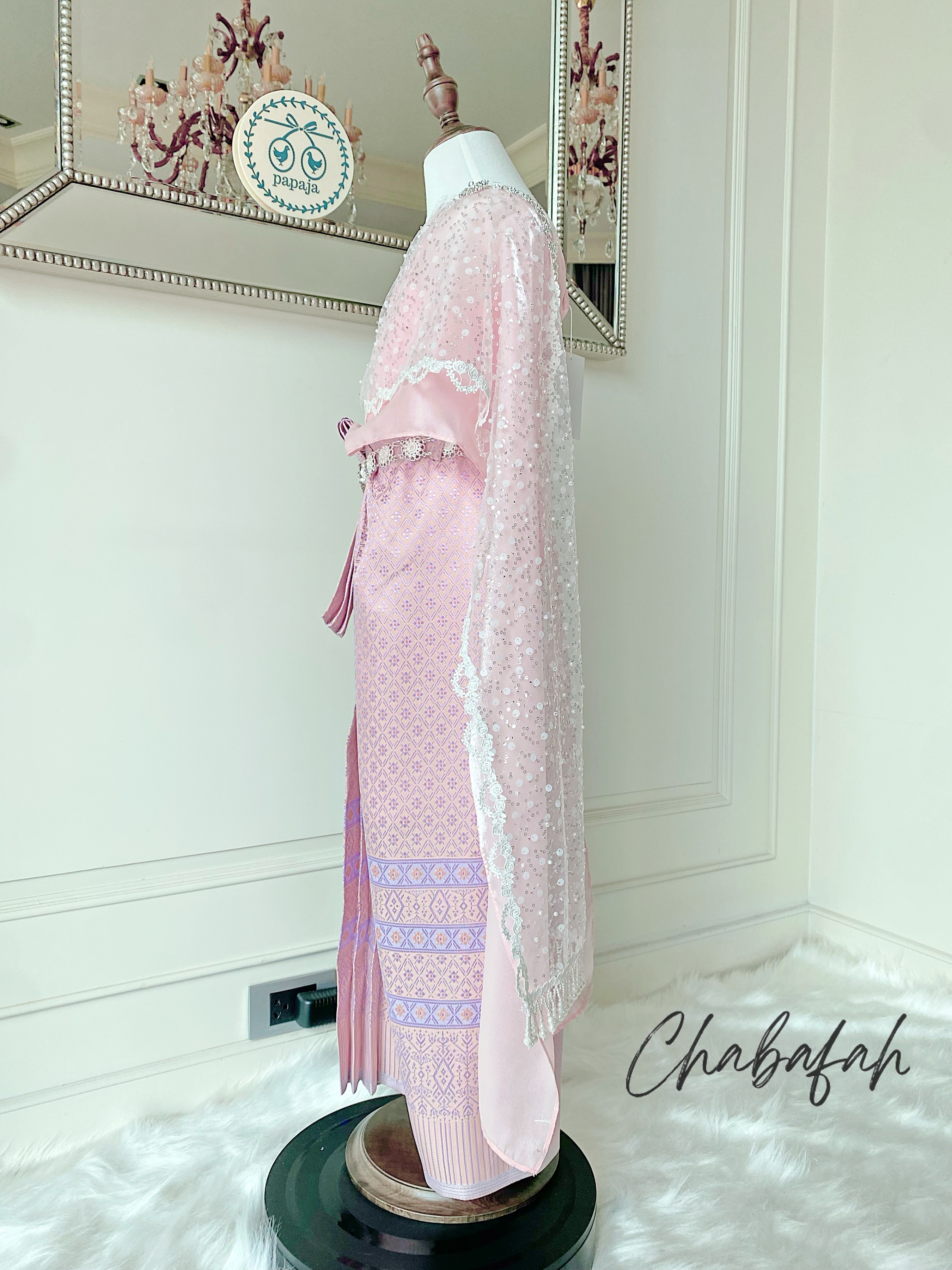 เดรสชุดไทยสไบเฉียง สีชมพูพาสเทล แบรนด์ Chabafah พร้อมเครื่องประดับ 3 ชิ้น