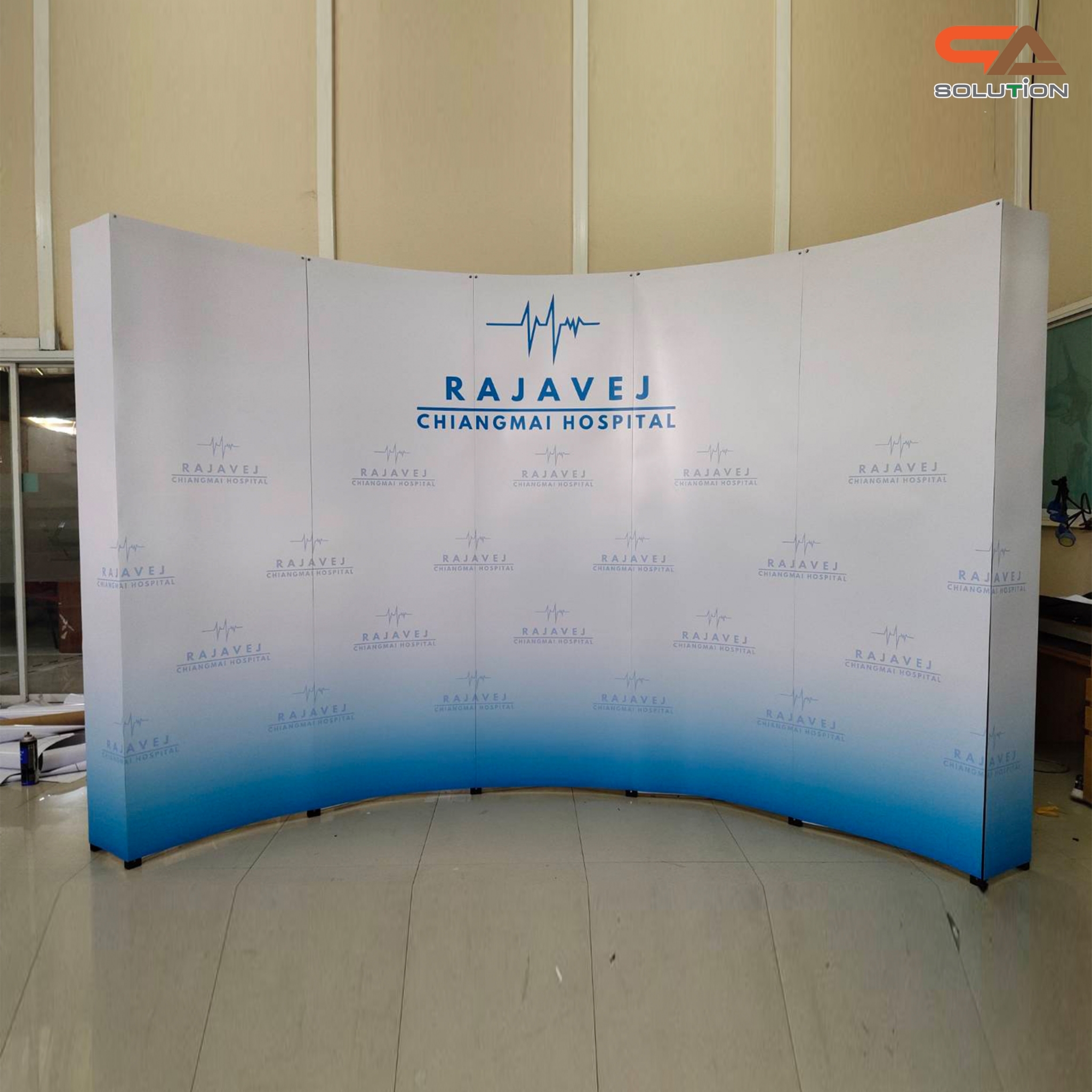BACK DROP ฉากแบคดรอป รุ่นเหลี่ยม แบบโค้ง โครงอะลูมิเนียมพร้อมงานพิมพ์ + โคมไฟ 2 ชุด พร้อมกระเป๋าล้อลาก 1 ใบ