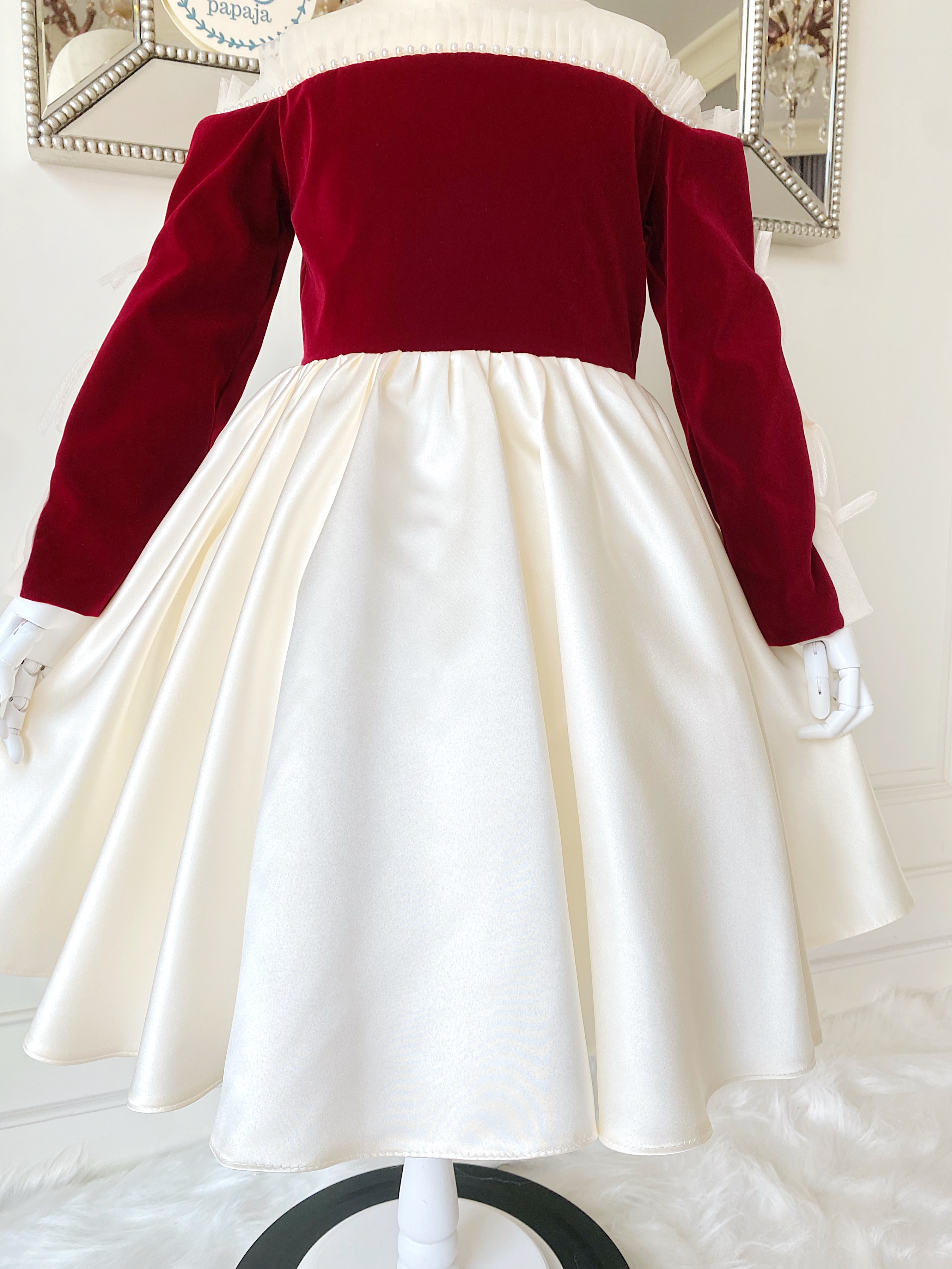 เดรสราตรีสั้นสีแดงตัดสีขาวครีมแขนยาวเปิดไหล่ ดีเทลปักไข่มุกรอบไหล่