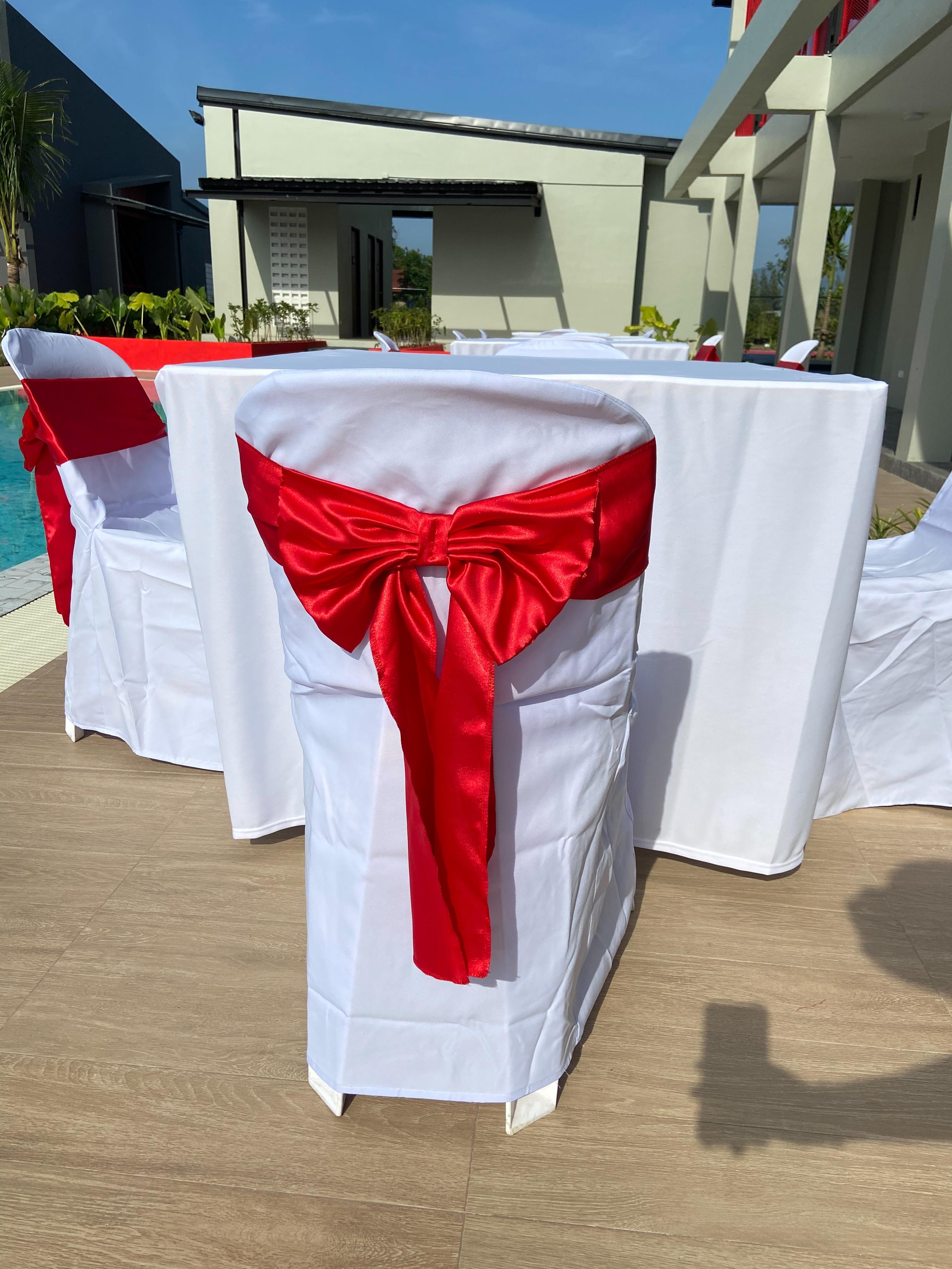 โต๊ะเหลี่่ยม1เมตร พร้อมเก้าอี้ (โต๊ะไม้) เหมาะสำหรับงานจัดเลี้ยงประเภทต่างๆ