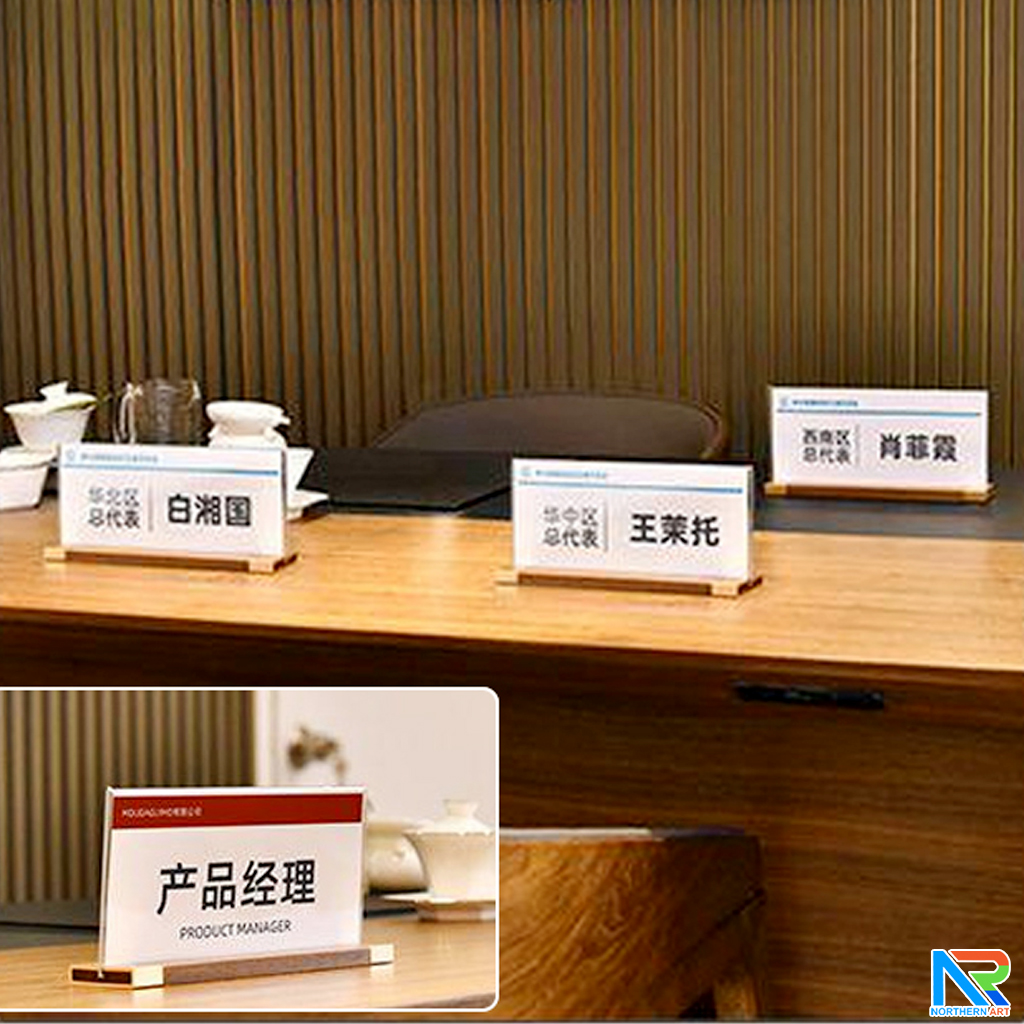 ป้ายชื่อตั้งโต๊ะ รุ่น T4 ขนาด 9x 20 ซม. ฐานไม้จริงสีวอลนัท พร้อมอะคริลิคใส สอดงานพิมพ์ด้านข้าง โชว์งานพิมพ์2 ด้าน