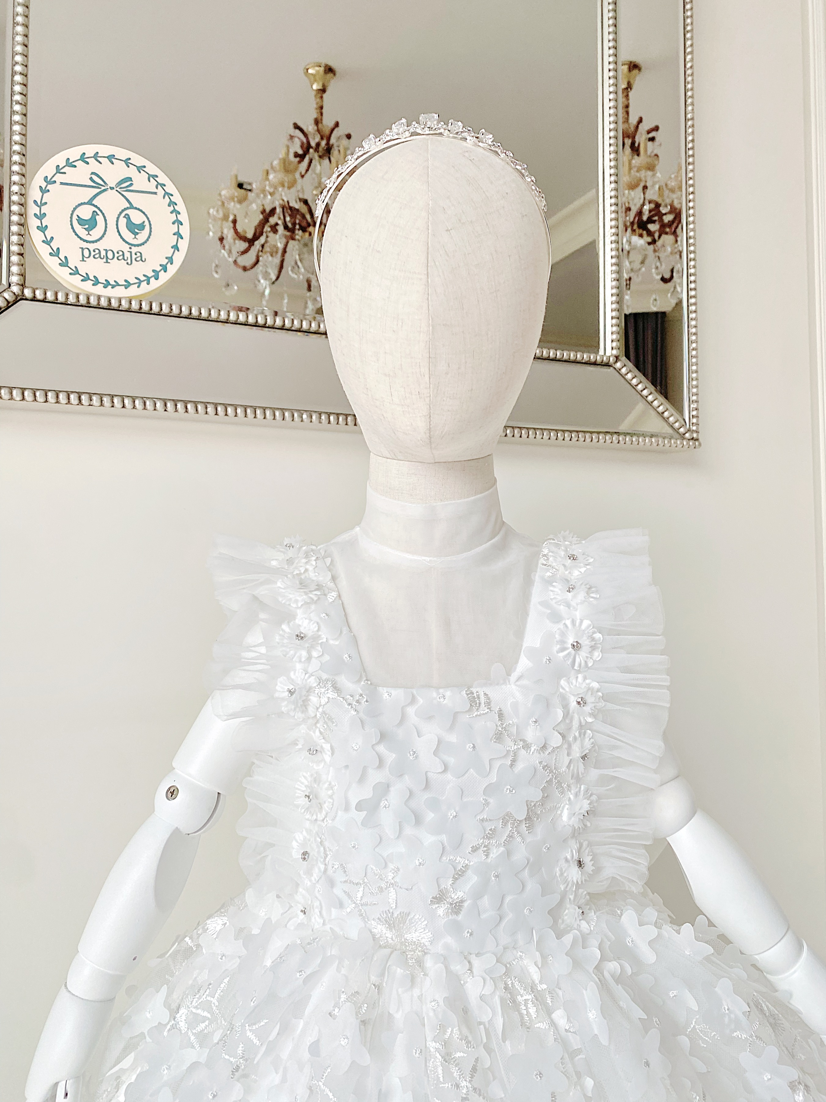 เดรสราตรีสั้นสีแขนขาวออฟไวท ดีเทลตกแต่งผ้า 3D ไดคัทรูปดอกไม้ทั้งชุด