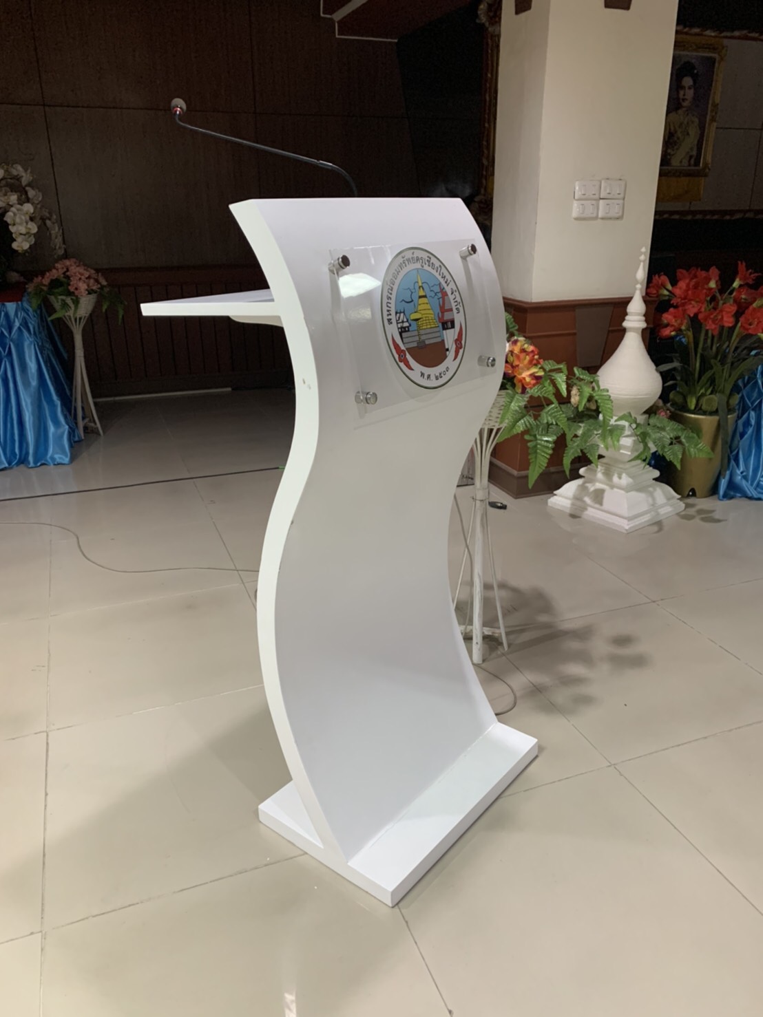 โพเดียมไม้ สีขาว ทรง S ขนาด (W)55 x (L)35 x (H)119 ซม. พร้อมอะคริลิคติดหมุดด้านหน้า สำหรับติดโลโก้