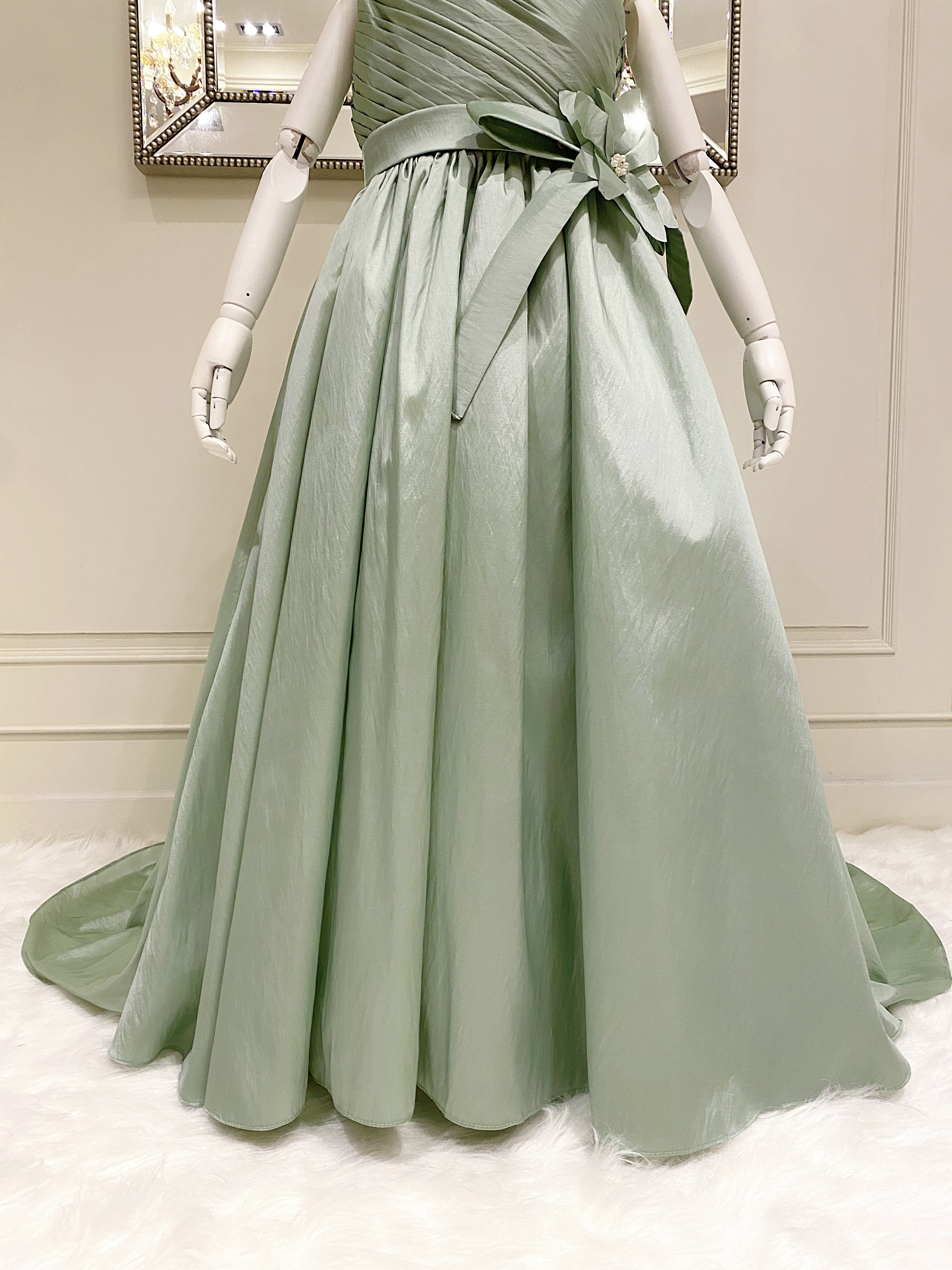 เดรสออกงานราตรียาวไหล่เดียวสีเขียวพาสเทล (งานไฮพรีเมี่ยม) ดีเทลจับเดรปกระโปรงบานยาวแบบหางปลา