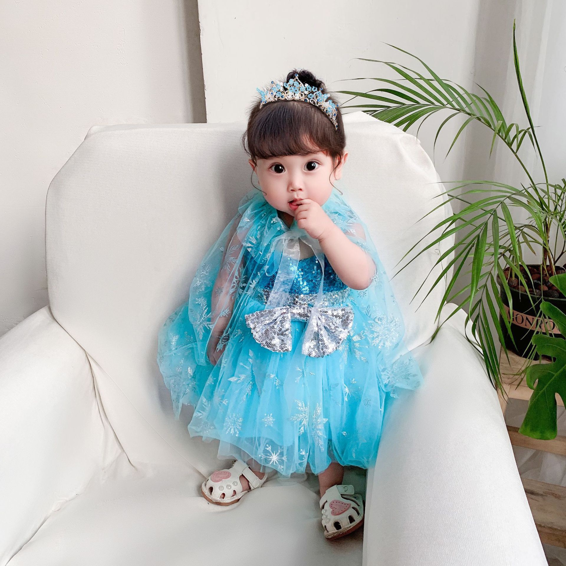 ชุดเจ้าหญิงเอลซ่า รุ่นเด็กเล็ก แขนกุดปักเลื่อมพร้อมผ้าคลุมสกรีนลาย Snow Flake