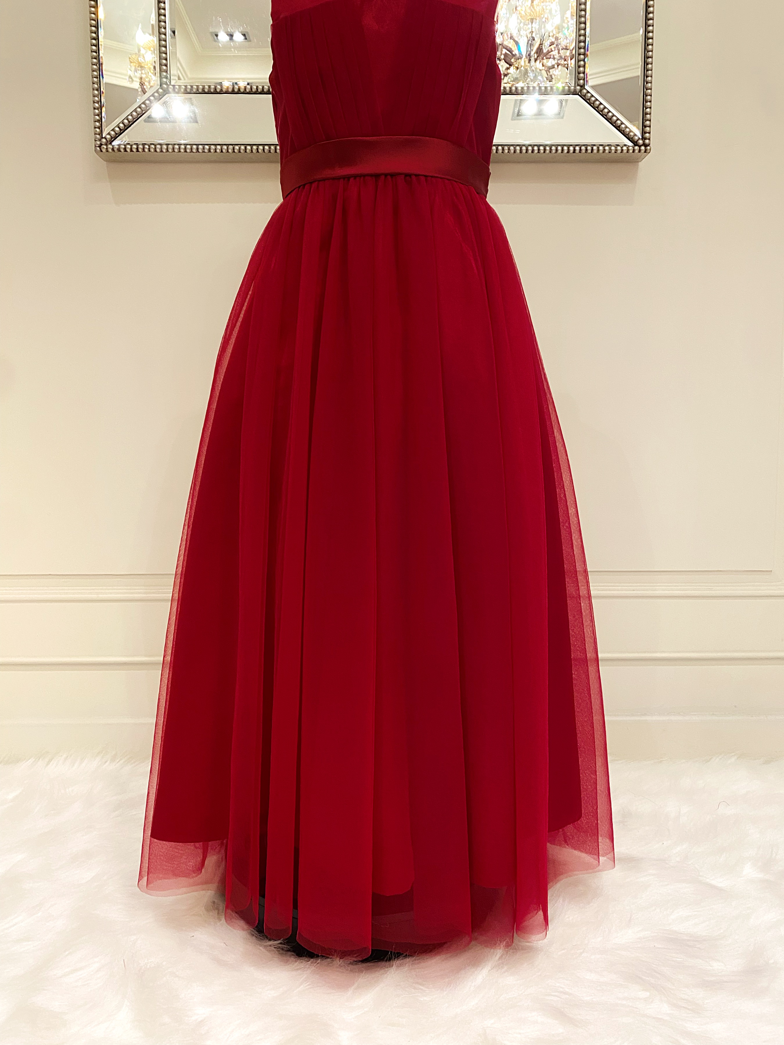 เดรสออกงานราตรียาวแขนกุดสีแดง (Red Lipstick) (งานไฮพรีเมี่ยม) ช่วงไหล่ซีทรู ช่วงเอวประดับผ้าซาติน