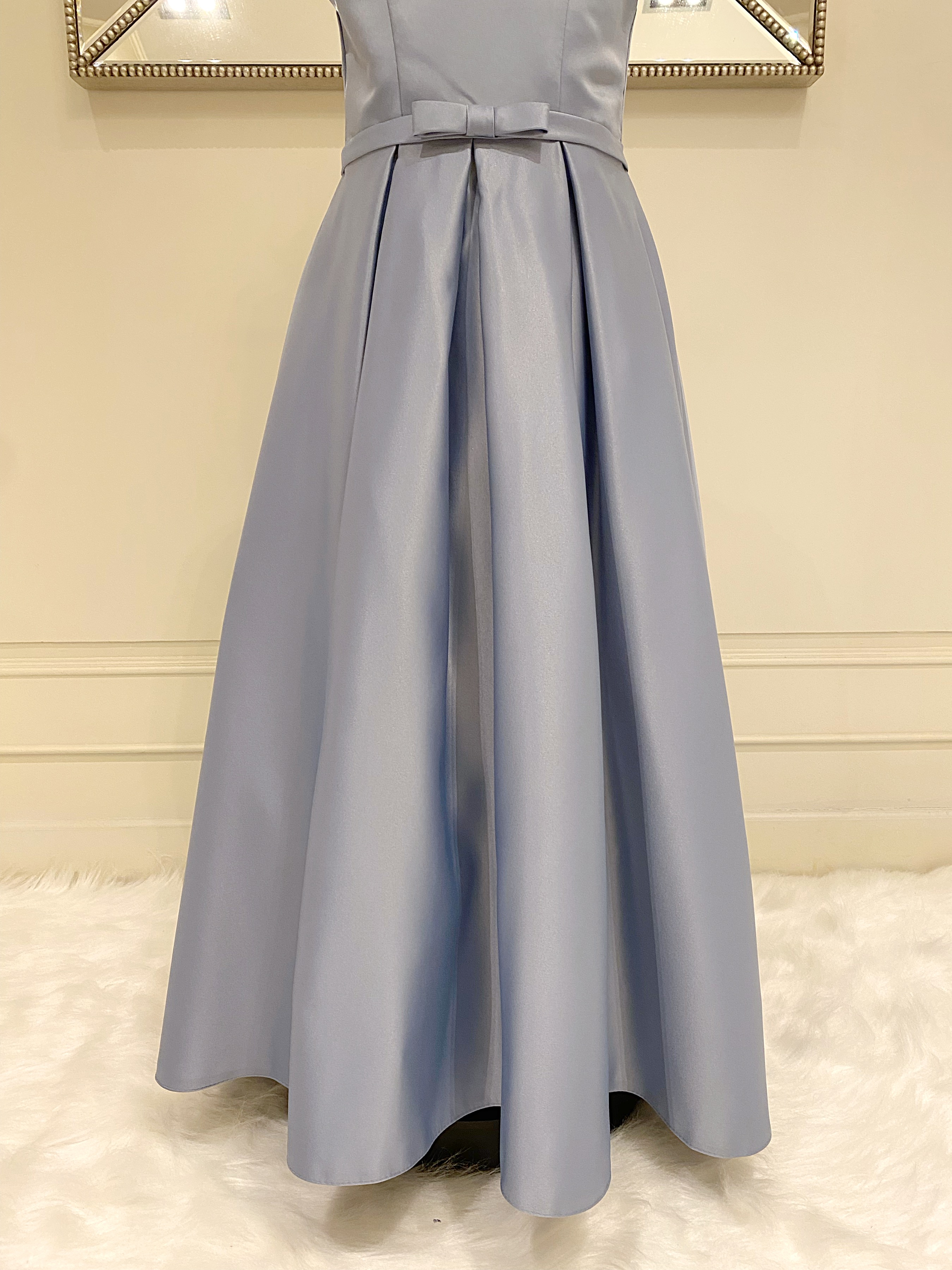 เดรสราตรียาวสีเทา แขนกุด ทรงเรียบหรูมินิมอล (งานไฮพรีเมี่ยม) ดีเทลประดับโบว์เล็กๆ ช่วงเอว