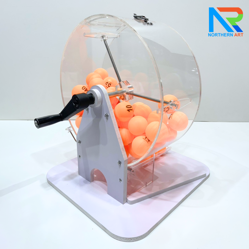 เกมส์จับฉลากมือหมุน ตั้งโต๊ะ ขนาด (W)31.5 X (L)35 X (H)38 cm. หมุนได้ 360 องศา พร้อมลูกบอลตัวเลข 1-60 จำนวน 60 ลูก