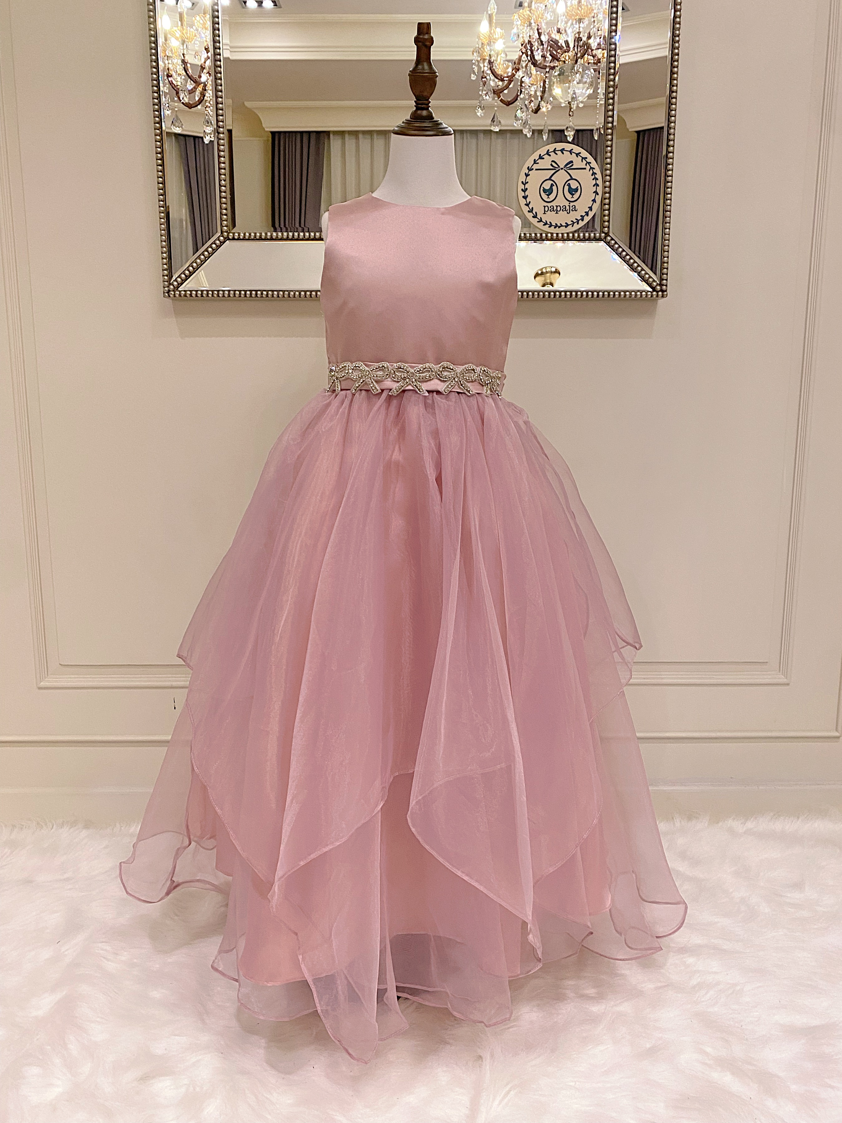 เดรสออกงานราตรียาวแขนกุด สีชมพูหวานอมตุ่น (งานไฮพรีเมี่ยม) ดีเทลลายปักเพชรหนามเตยรูปริบบิ้นที่ช่วงเอว