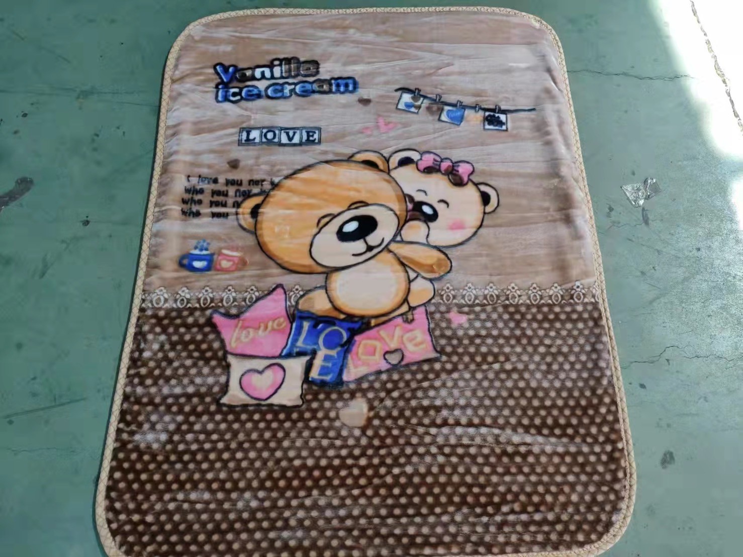 ผ้าห่มเด็กกำมะหยี่กุ้นขอบ เกรดA 100*130 cm 70ผืน คละลายคละสี