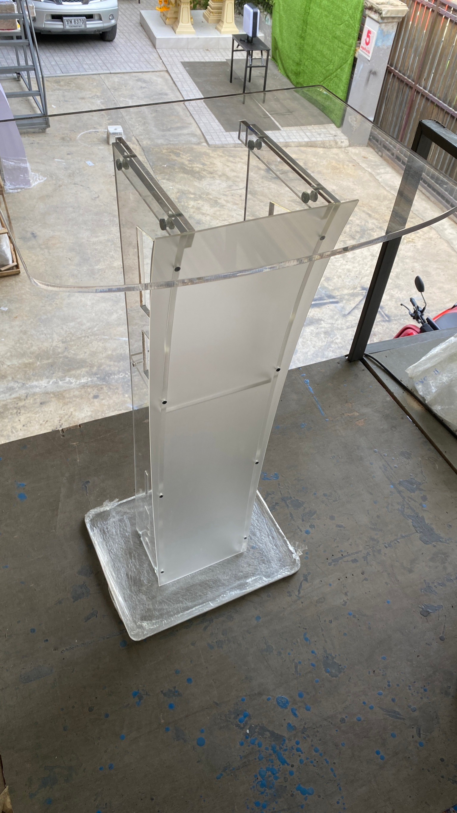 โพเดียมอะคริลิคใส รุ่น AC-11 ด้านหน้าอะคริลิคฝ้า TOP ตรง ขนาด (W)47 x (L)37 x (H)100 cm.