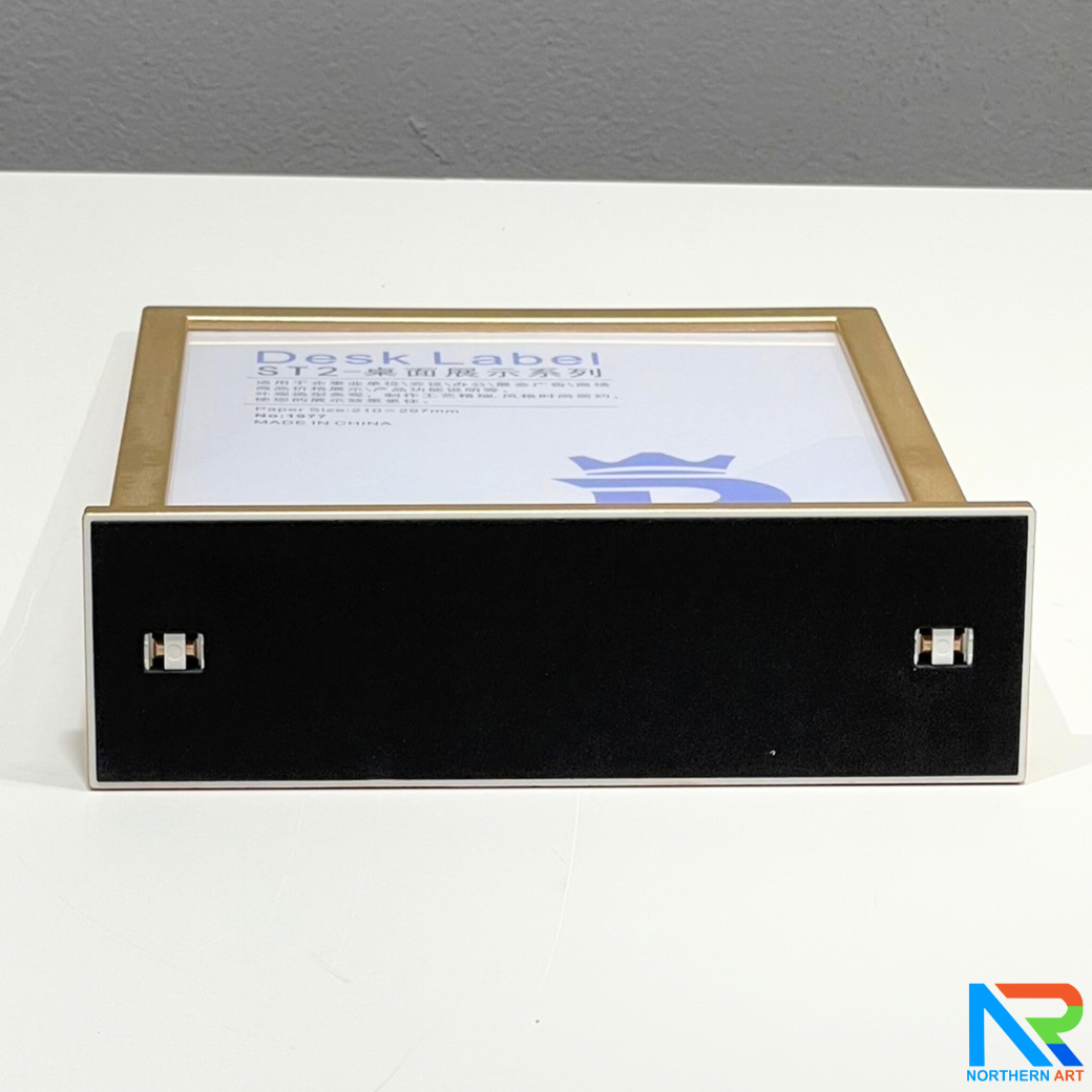 ป้ายตั้งโต๊ะ รุ่น F กรอบเฟรม สีทองและสีเงิน ขนาด A4 ฐานพลาสติก โชว์งานพิมพ์ได้ 2 หน้า ถอดประกอบได้