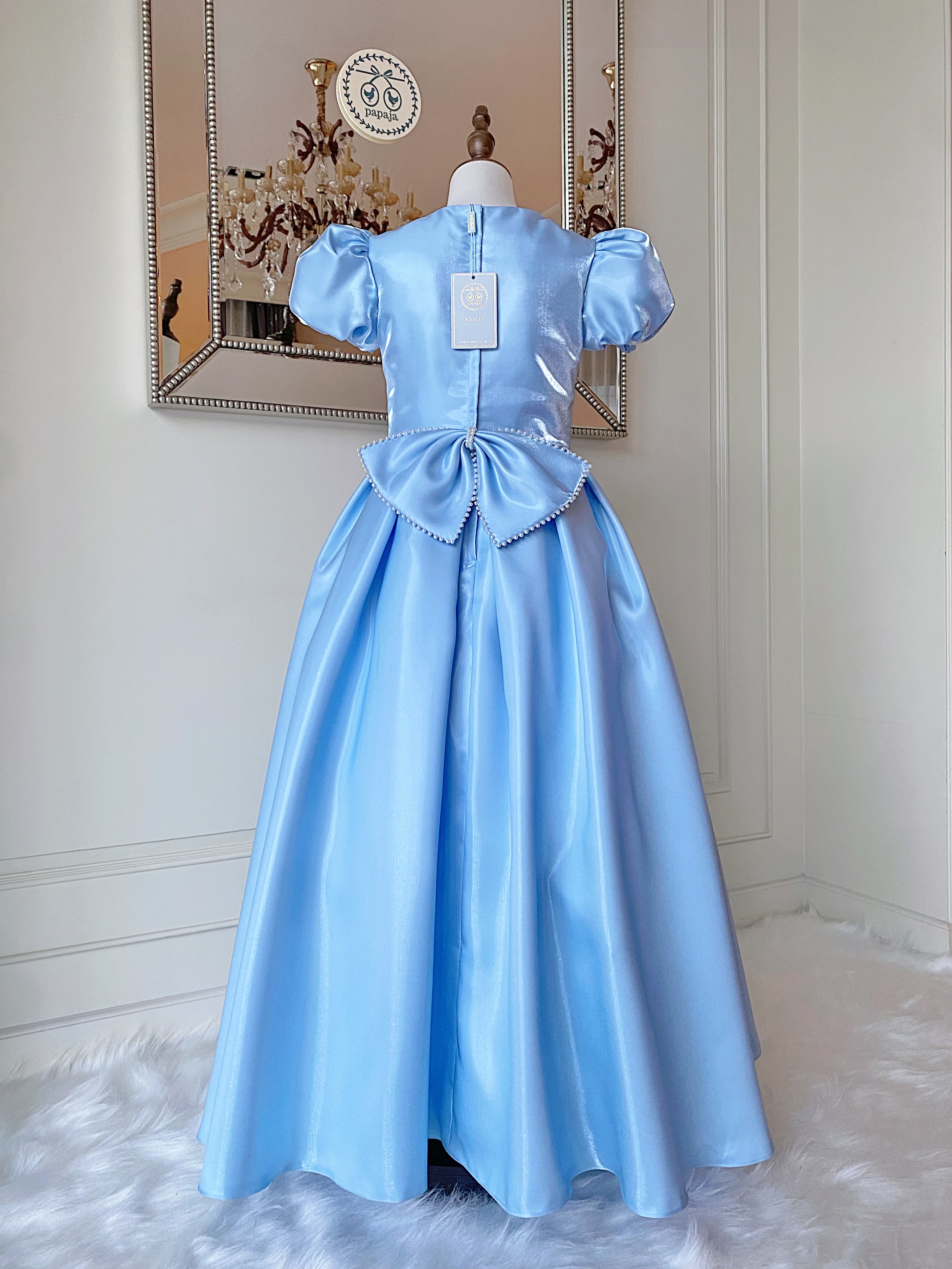 เดรสราตรียาวสีฟ้าครามแขนตุ๊กตา ดีเทลจับเดรปช่วงบนและเอว ผ้าดัสเชสเนื้อไหมแก้ว ชุดนี้คัตติ้งและผ้าสวยมากๆ