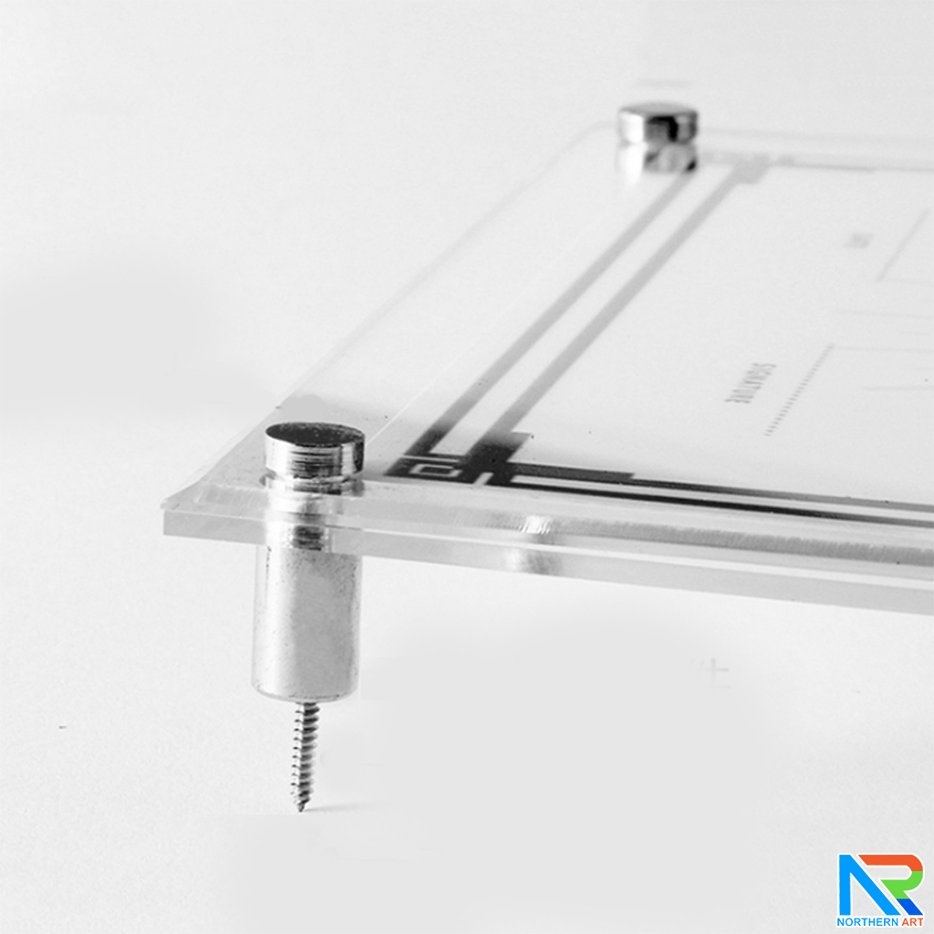 กรอบรูป อะคริลิคใสติดผนัง อะคริลิคสองแผ่นประกบกันยึดแน่นด้วยหมุดทั้ง 4 มุม รูปภาพใส่ตรงกลางระหว่างอะคริลิค ติดตั้งง่าย