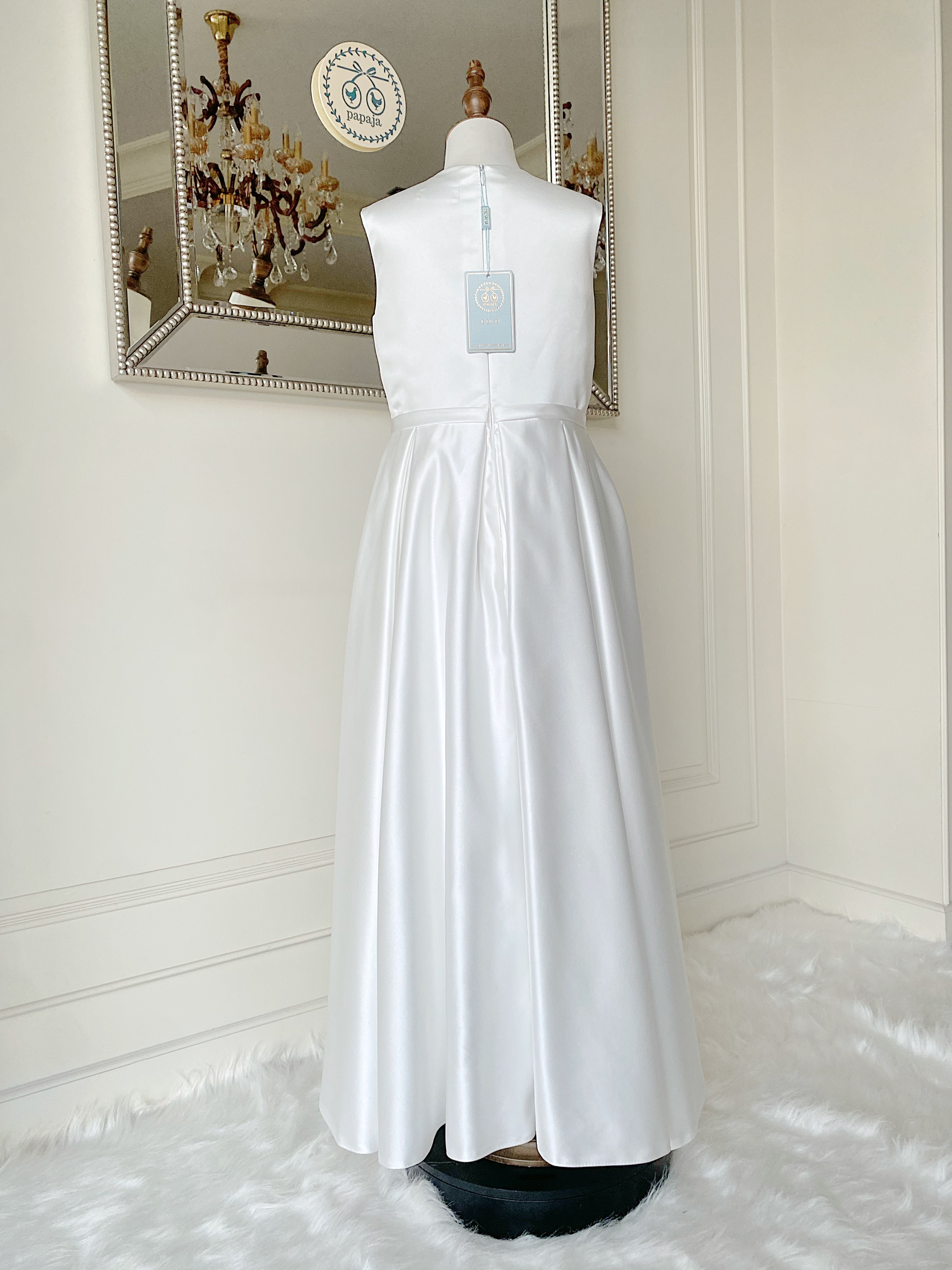 เดรสราตรียาวสีขาวออฟไวท์ แขนกุด ทรงเรียบหรูมินิมอล (งานไฮพรีเมี่ยม) ดีเทลประดับโบว์เล็กๆ ช่วงเอว