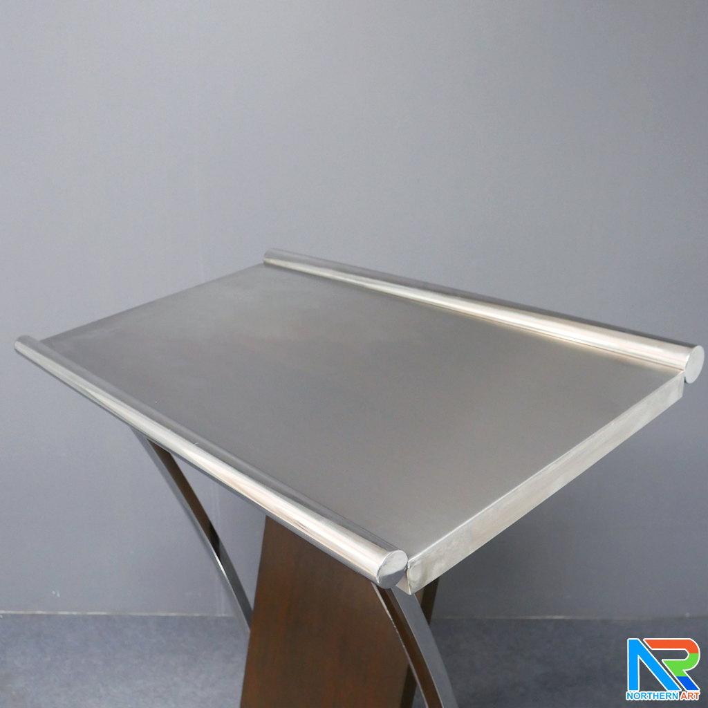 โพเดียมไม้ยืนคู่ Top หุ้มสแตนเลส สีโอ๊คน้ำตาล ขนาด (W) 90x (L) 59 x (H) 120 cm. พร้อมตกแต่งเสาโค้งสแตนเลสเกรด304