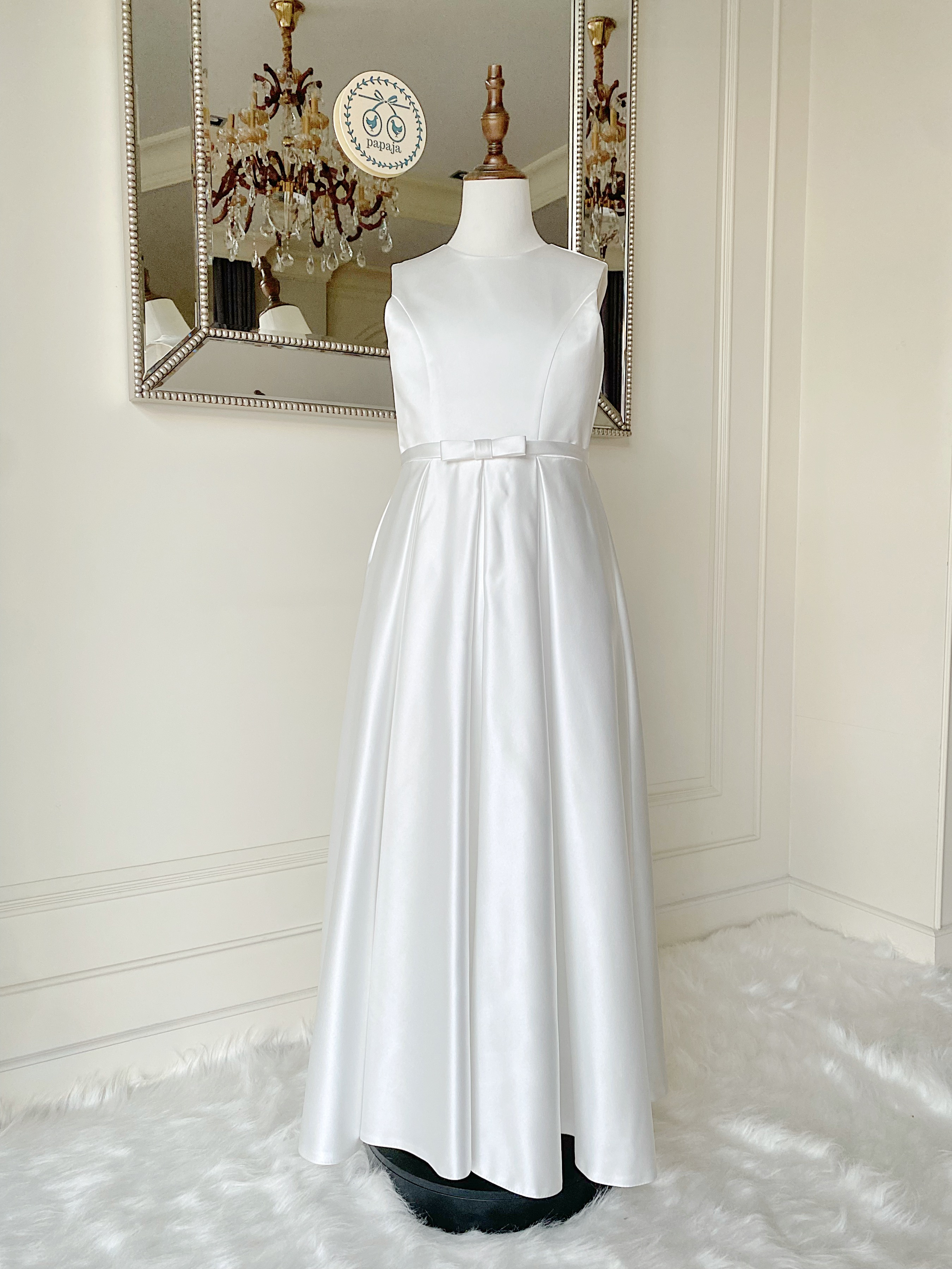 เดรสราตรียาวสีขาวออฟไวท์ แขนกุด ทรงเรียบหรูมินิมอล (งานไฮพรีเมี่ยม) ดีเทลประดับโบว์เล็กๆ ช่วงเอว