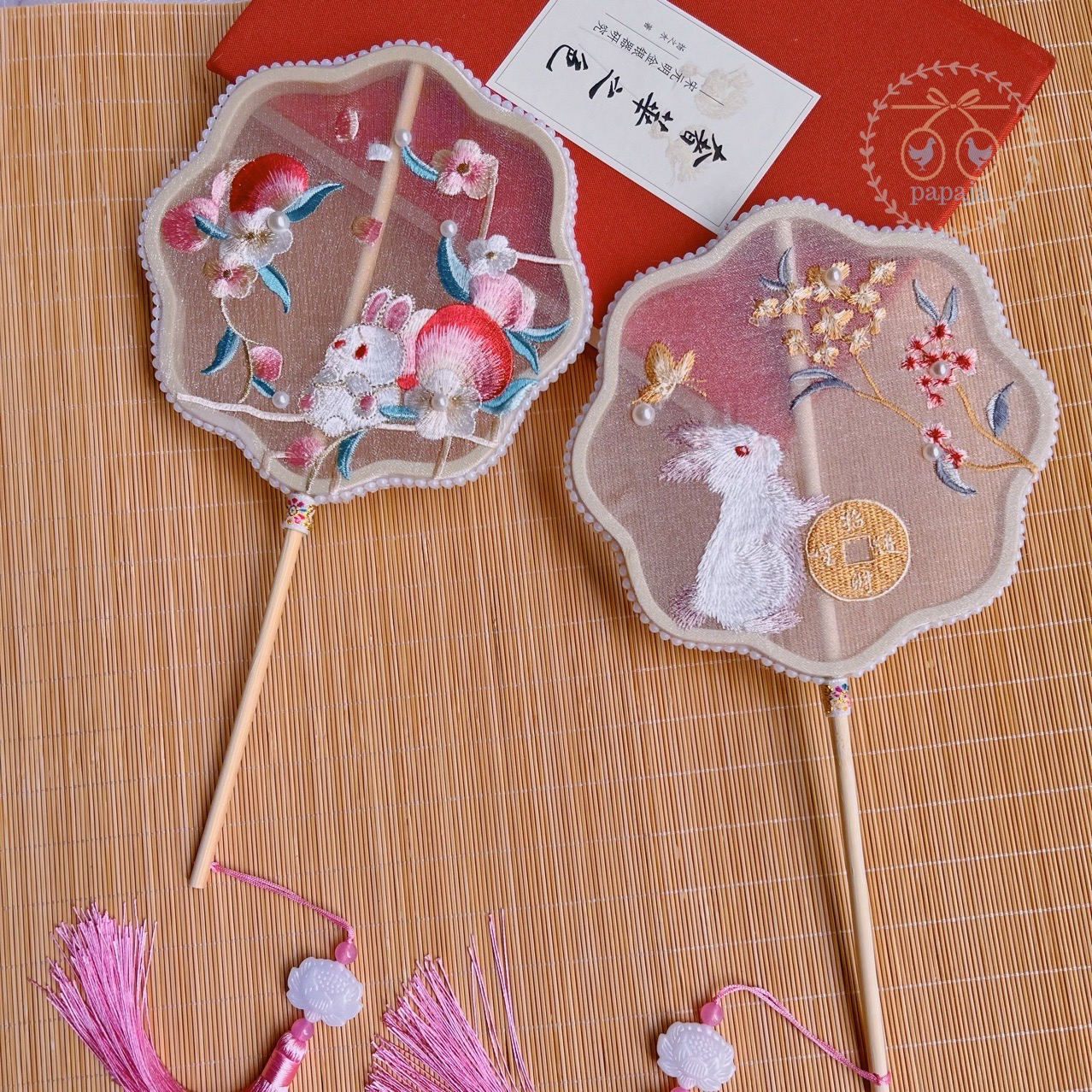 (No.198) พัดจีนถือเป็นพร๊อพปักฉลุลายกระต่ายและเหรียญจีนบนผ้าแก้ว ประดับพู่