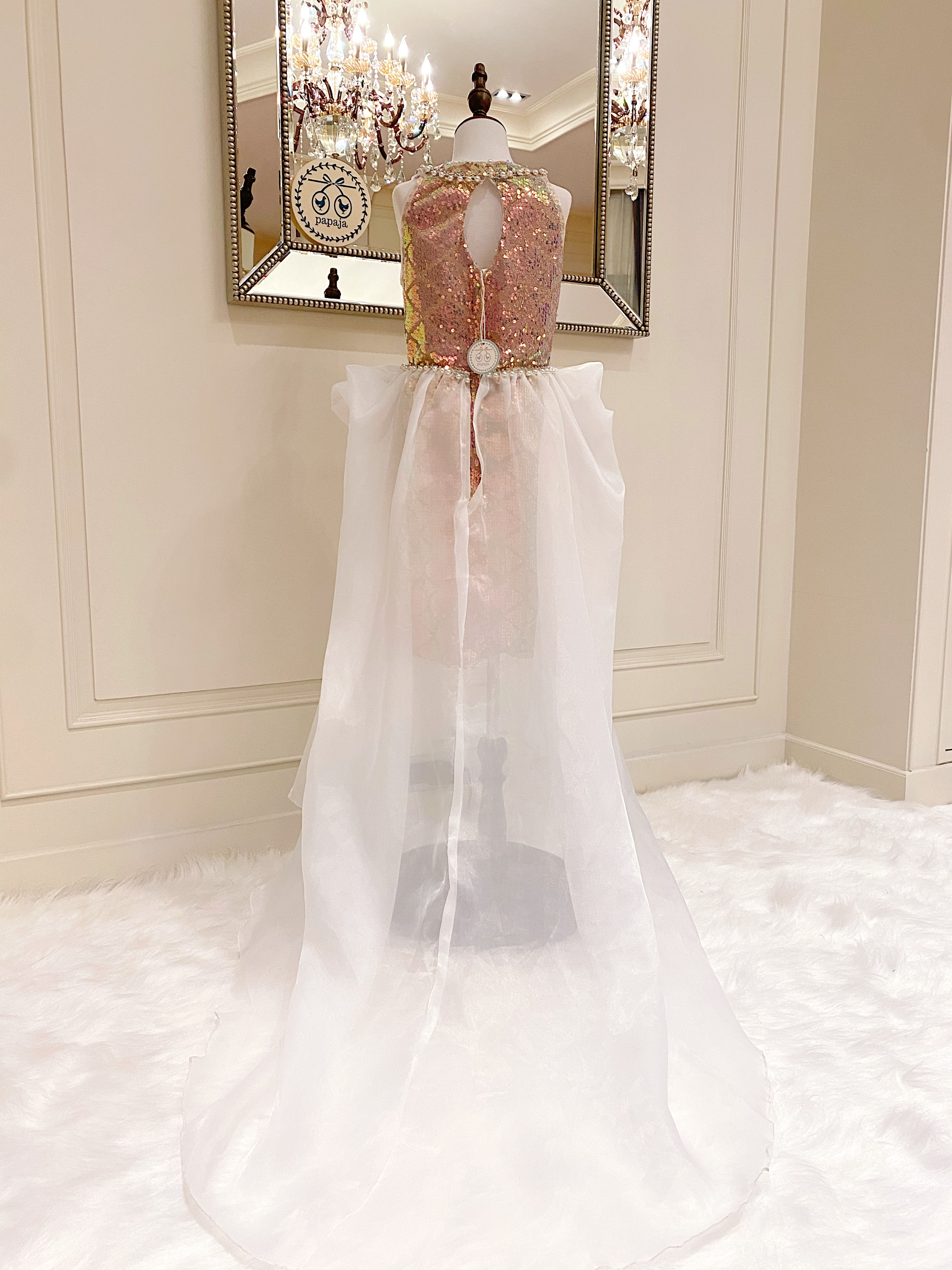 เดรสออกงานราตรีสั้นแขนกุดไหล่ล้ำปักเลื่อมเหลือบโทนชมพูนู้ดผสมพิ้งค์โกลด์สีสวยมาก