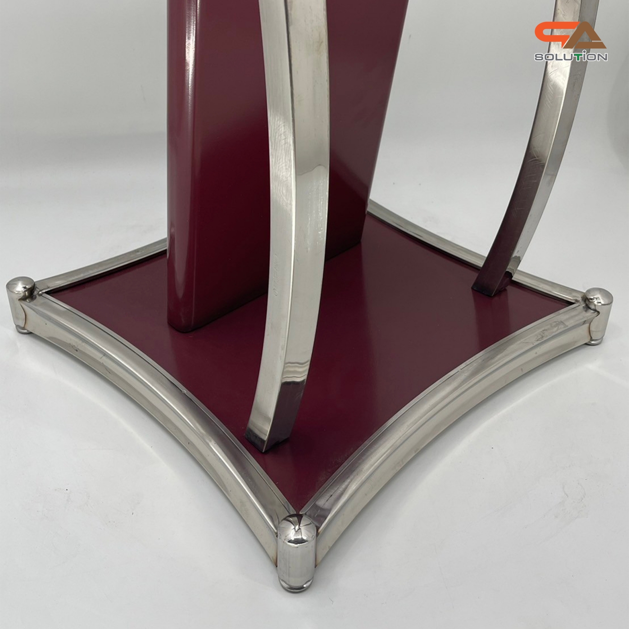 โพเดียมเหล็ก สีโอ๊คแดง ตกแต่งเสาโค้งสแตนเลสสีเงิน ขนาดTOP (W)48 x (L)39 สูง 117 cm.