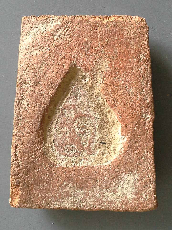 A110 พระพุทธชินราช เนื้อดินหลังยันต์ กรุวัดทับผึ้ง สุโขทัย ปี2473