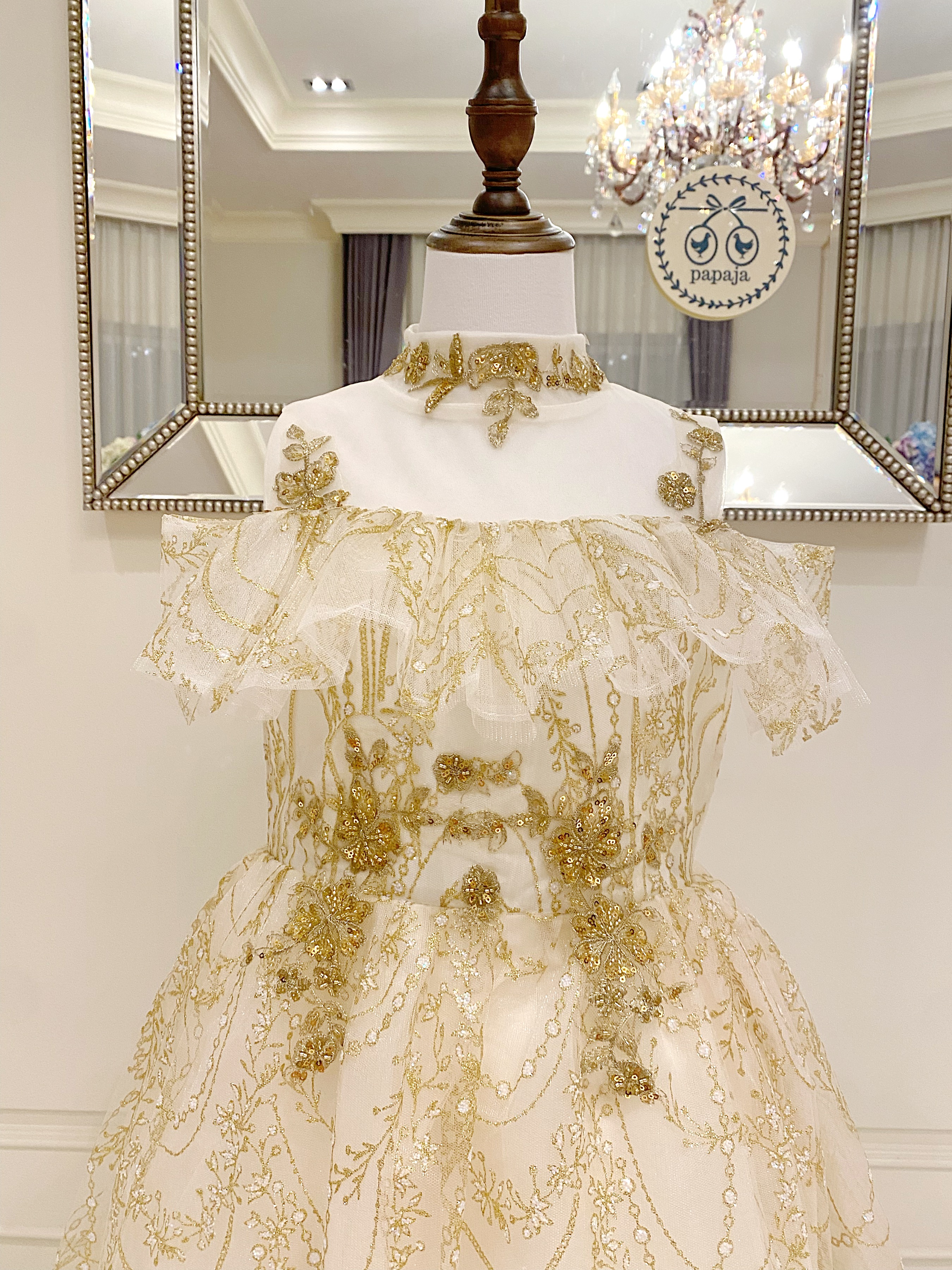 เดรสออกงานราตรียาวแขนกุดแต่งระบายรอบไหล่สีเบจทอง ปักเลื่อมวิ้งๆ หรูหรา