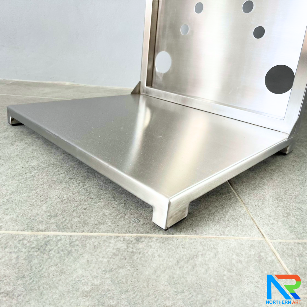 โพเดียมสแตนเลส ST-04 ขนาด (W) 50 x (L) 40 x (H) 116 ซม. ตกแต่งฉลุลายด้านหน้า สแตนเลสเกรด304 ไม่เป็นสนิม แข็งแรง มั่นคง