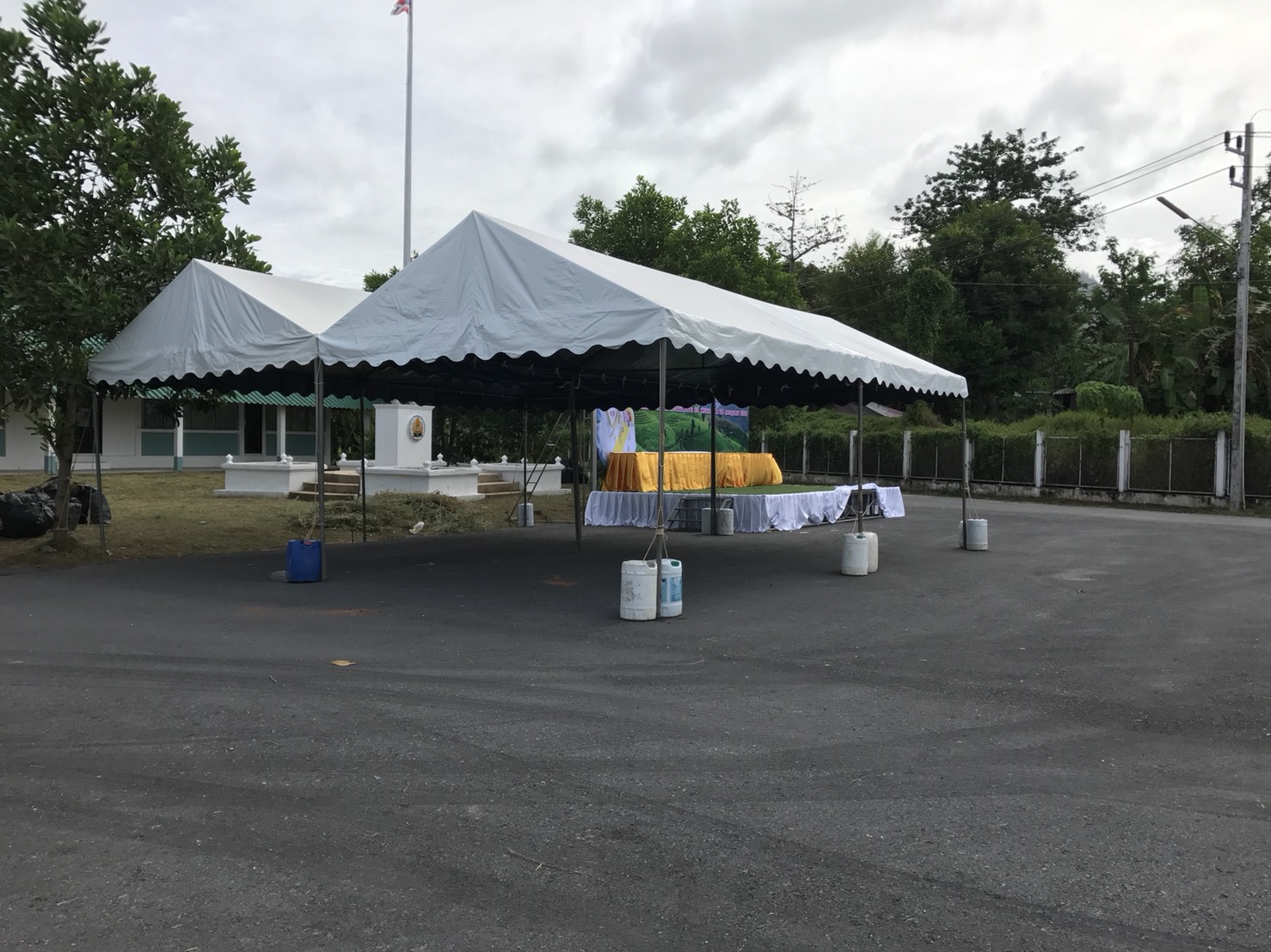 เต็นท์เช่าขนาดกว้าง4ยาว8เมตร(4x8) ทรงจั่วสีขาวเหมาะสำหรับใช้งานระยะยาว