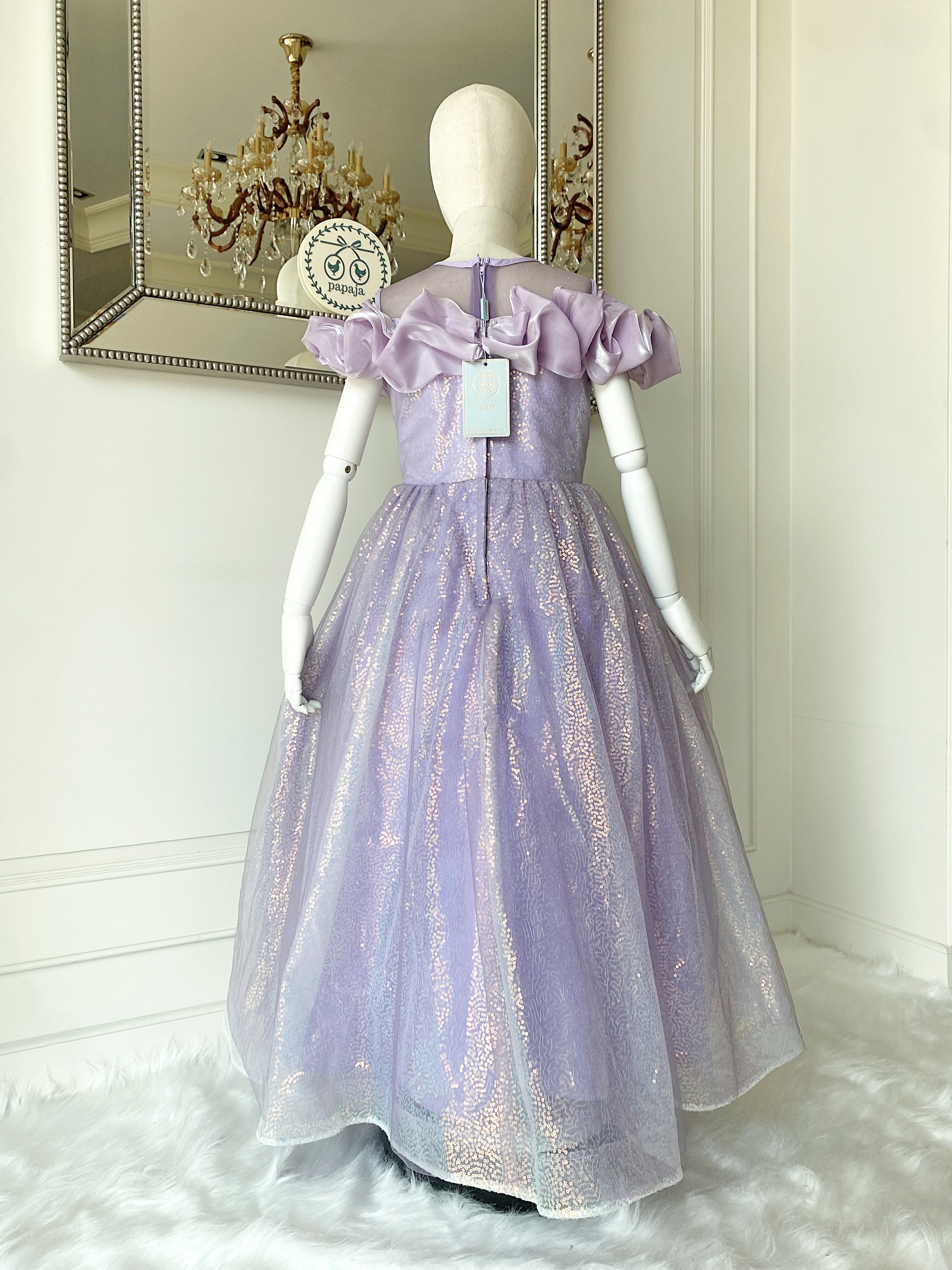 เดรสราตรียาวสี่ส่วน สีม่วงพาสเทล แขนกุด ดีเทลจับเดรปรอบไหล่ ผ้าปักเลื่อมวิ้งๆ สวยมากๆ