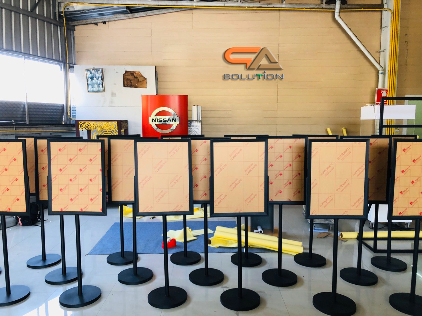 โปสเตอร์สแตนด์เหล็ก เสาเดี่ยว ขนาด (W)50 x (L)70 x (H)160 cm. ฐานกลม อะคริลิคใส 2 มม. 2 แผ่นประกบ โชว์ภาพ2ด้าน