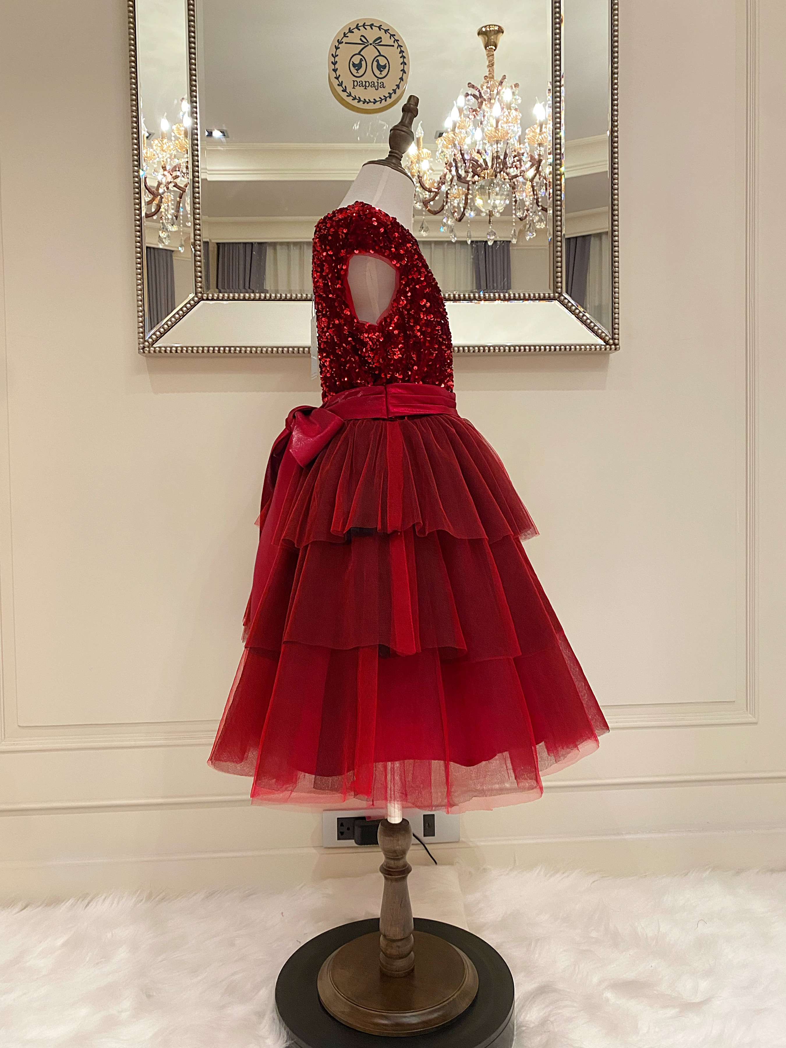 เดรสราตรีสั้นสีแดงแขนสั้น (งานไฮพรีเมี่ยม) ดีเทลปักเลื่อมด้านบน กระโปรงระบาย 3 ชั้น