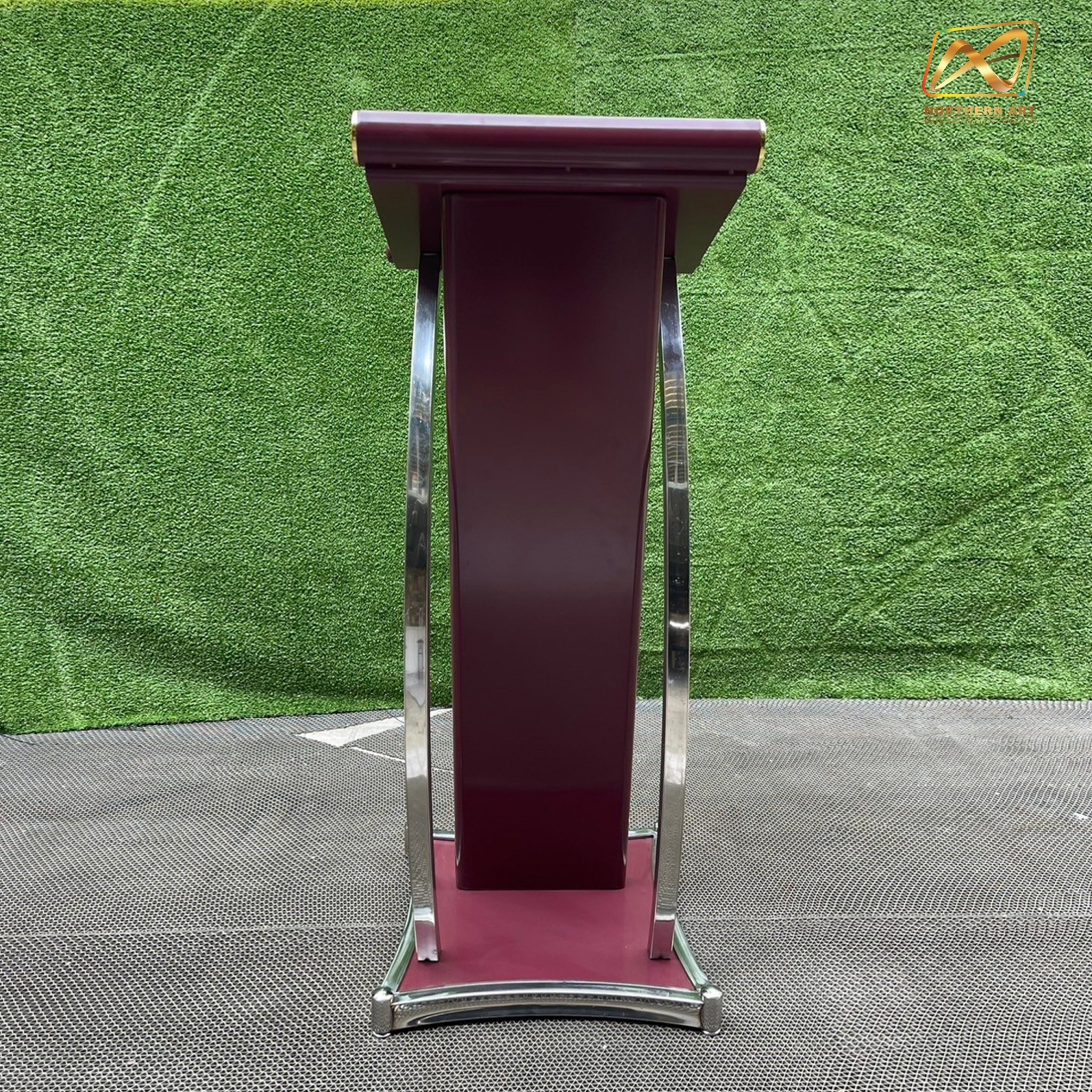 โพเดียมเหล็ก สีโอ๊คแดง ตกแต่งเสาโค้งสแตนเลสสีเงิน ขนาดTOP (W)48 x (L)39 สูง 117 cm.