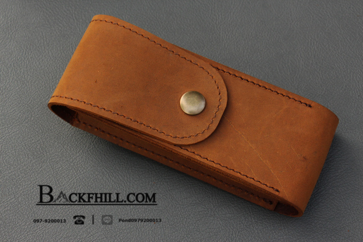 ซองมีดพับหนังแท้ BACKFHILL รุ่น Co.06 ขนาด 6 " ( กระดุมทองเหลือง ) สำหรับใส่มีดพับที่มีขนาด 6 นิ้ว ( วัสดุหนังกลับด้านสีน้ำตาล )