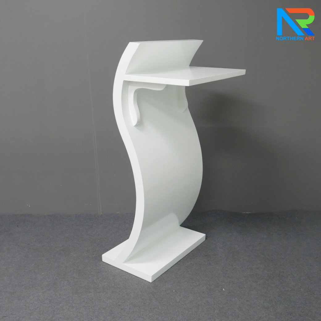 โพเดียมไม้ สีขาว ทรง S ขนาด (W)55 x (L)35 x (H)119 ซม. พร้อมอะคริลิคติดหมุดด้านหน้า สำหรับติดโลโก้