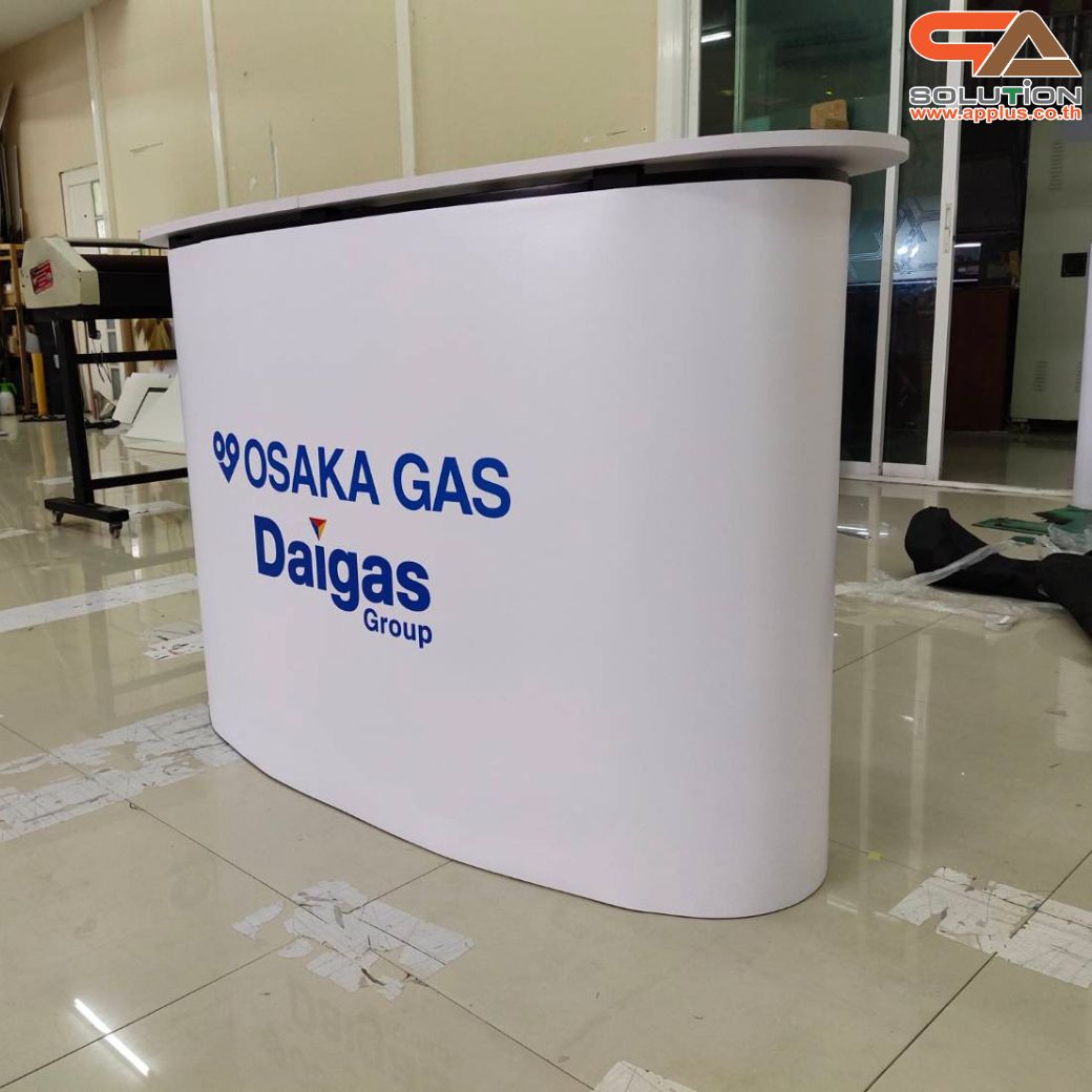 เคาน์เตอร์ออกบูธ รุ่นโค้ง TOPสีขาว มีชั้นวาง ขนาด (W)131 x (D)39 x (H) 87 cm.โครงอะลูมิเนียม พับเก็บได้ เคลื่อนย้ายสะดวก