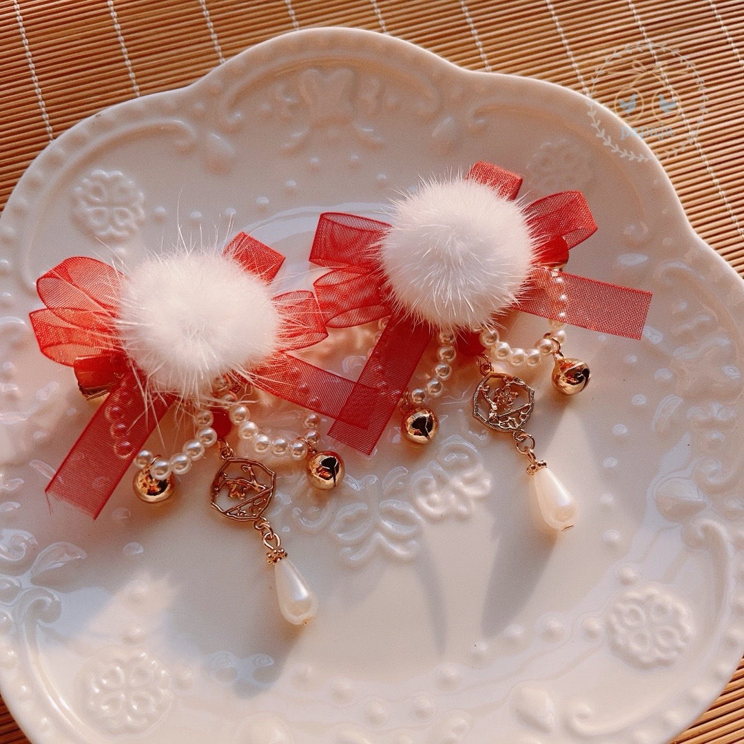 (No.205) ขายเป็นคู่ กิ๊ฟติดผมตรุษจีน ประดับโบว์แก้วสีแดงและปอมปอม ห้อยระย้าด้วยไข่มุกรูปหยดน้ำ