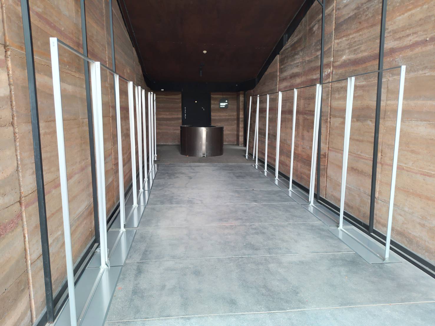 เช่าบอร์ดนิทรรศการ เช่าป้ายประชาสัมพันธ์ ขนาด 100x200 cm.โชว์งานพิมพ์ 2 ด้าน แข็งแรง มั่งคง พร้อมติดตั้งหน้างาน