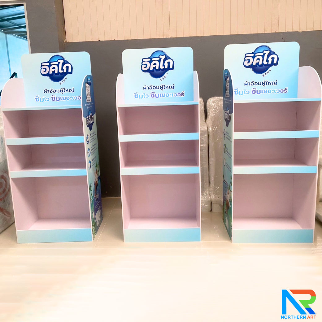 ชั้นวางสินค้าพลาสวูด 4 ชั้น ขนาด (W)65 x (D)37 x (H)167 cm. พร้อมงานพิมพ์ พลาสวูดหนา 5 มม. สั่งผลิตตามแบบ