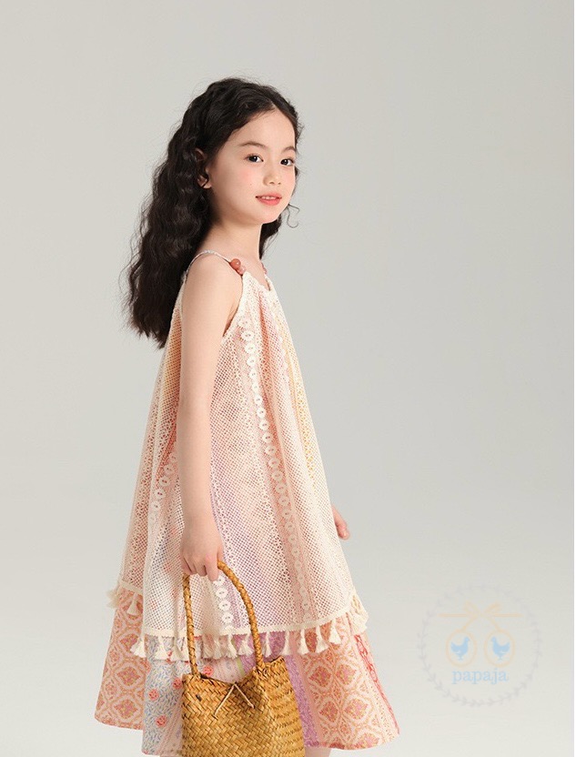 เดรสแขนกุดผ้าพิมพ์ลายสไตล์โบฮีเมียนหลากสี แต่งผ้าลูกไม้สีครีมด้านบน