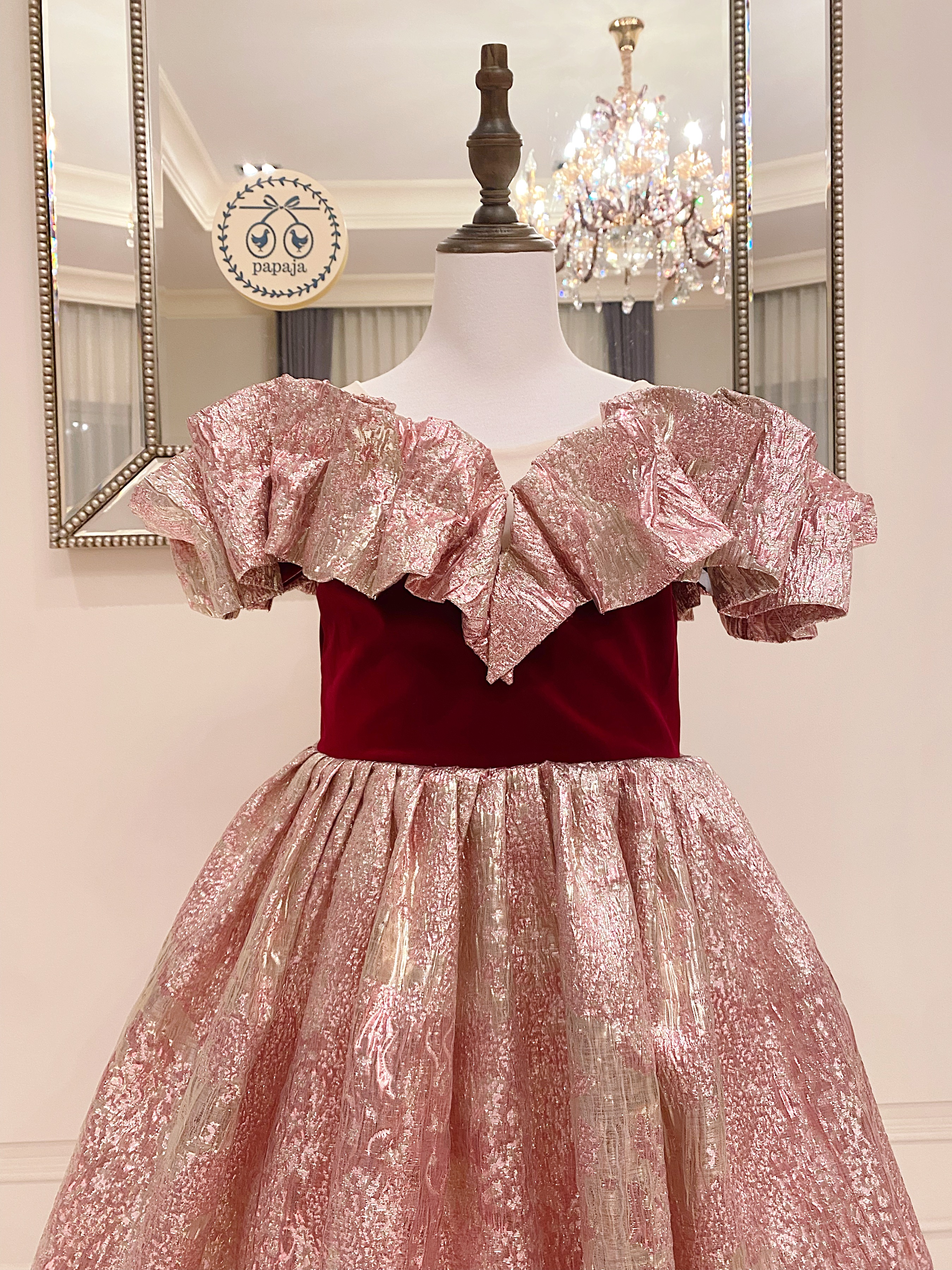 เดรสออกงานราตรียาวแขนกุดเปิดไหล่ สีไวน์แดงดีเทลผ้าทอดิ้นสุดหรู