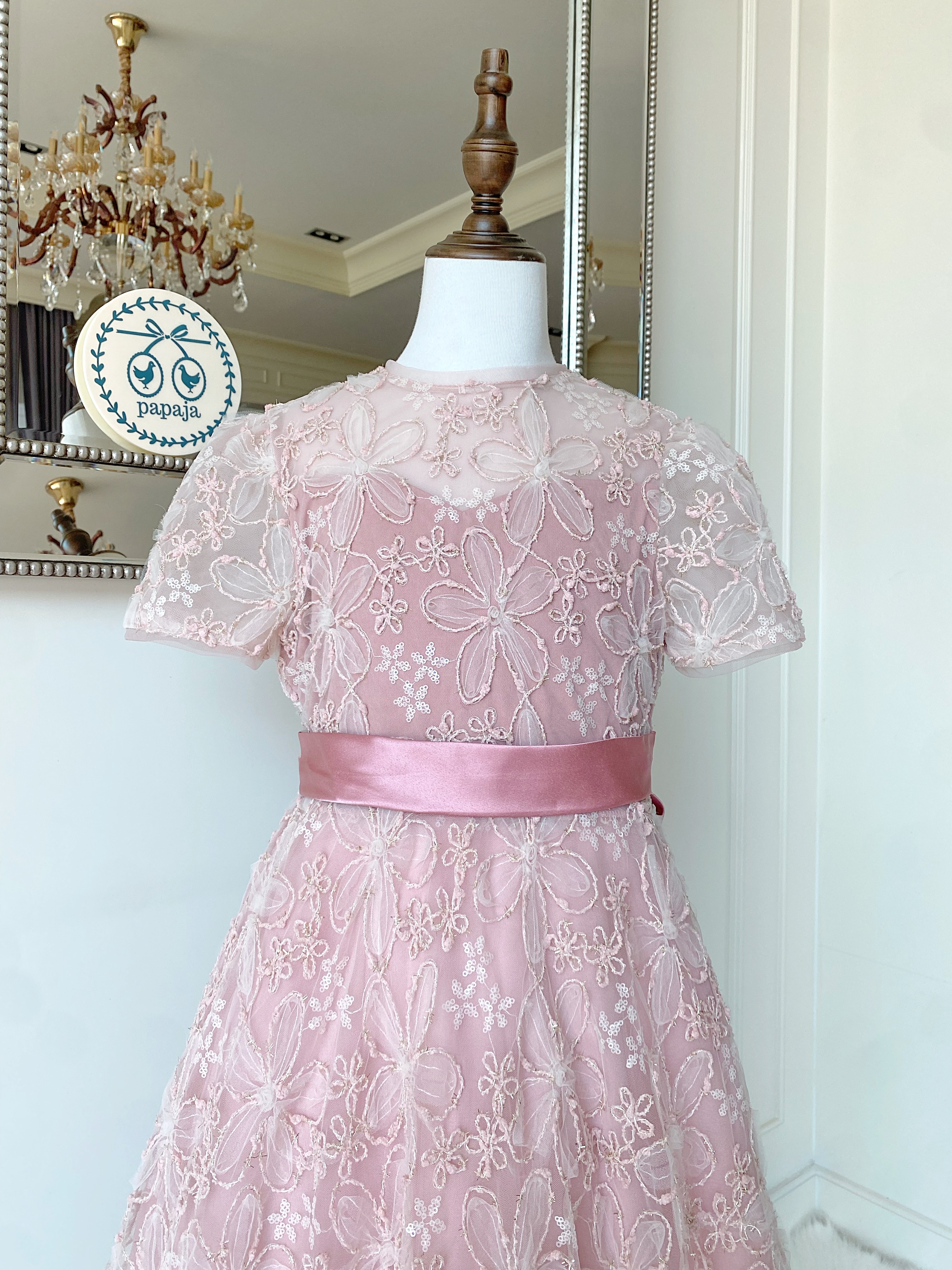 เดรสออกงานราตรียาวแขนตุ๊กตา (งานไฮพรีเมี่ยม) ผ้าลูกไม้ฉลุโทนสีชมพูตุ่น ลุคผู้ดี สวยคลาสสิค