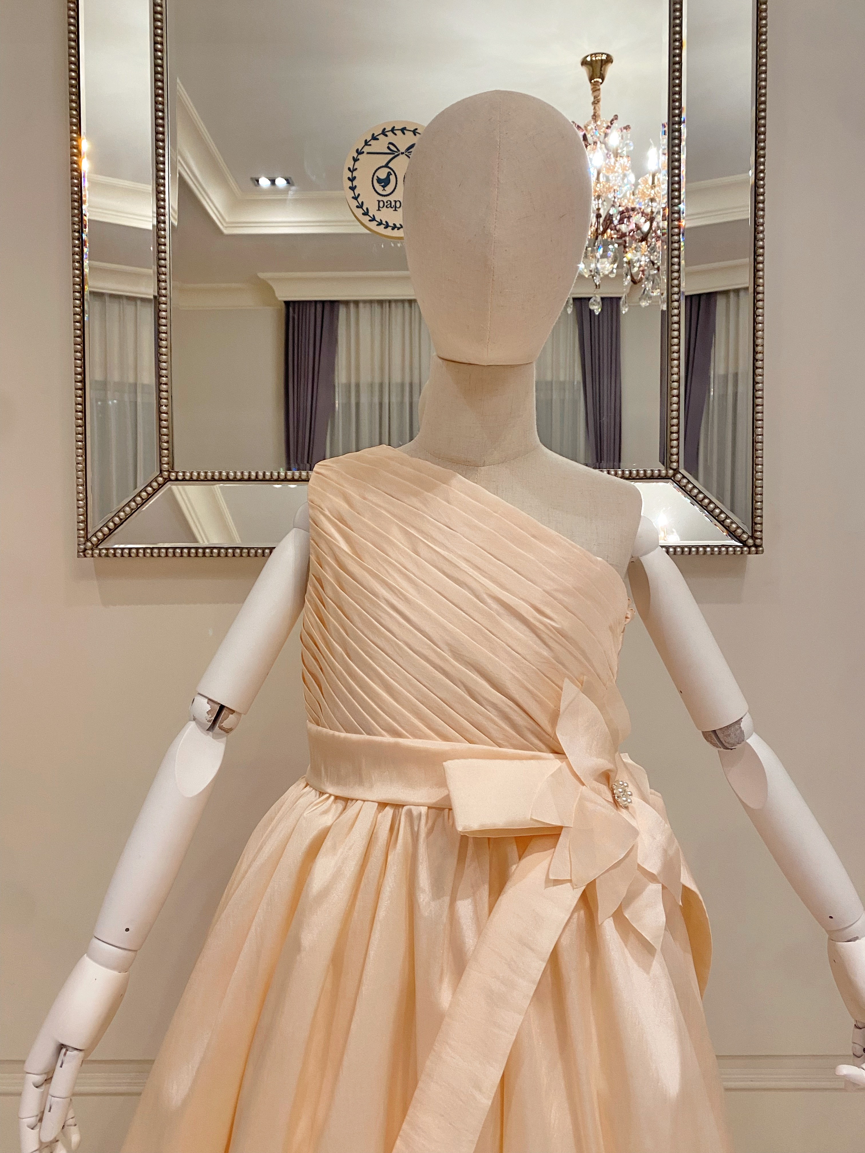 เดรสออกงานราตรียาวไหล่เดียวสีแชมเปญ (งานไฮพรีเมี่ยม) ดีเทลจับเดรปกระโปรงบานยาวแบบหางปลา